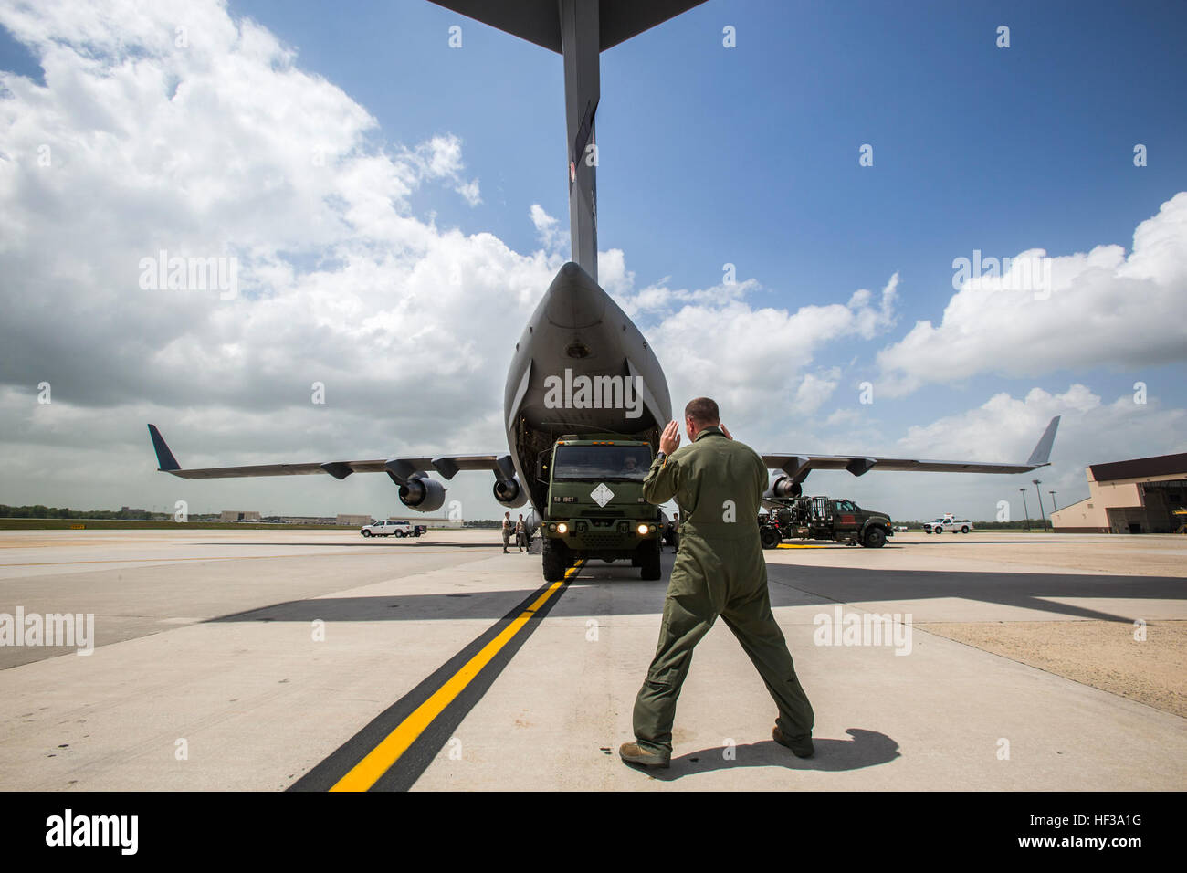 Le sergent-chef arrimeur. Andy Grimes, 105th Airlift Wing, New York Air National Guard, diriger un véhicule tactique léger moyen avec le Siège de l'entreprise et de l'Administration centrale, 50ème Infantry Brigade Combat Team, New Jersey Army National Guard, sur un C-17 Globemaster III de la New York Air National Guard's 105th Airlift Wing pendant un exercice de déploiement à Joint Base McGuire-Dix-Lakehurst, N.J., le 11 mai 2015. L'exercice, une partie de l'unité de formation annuel, était de tester la capacité de transport de l'IBCT 50e. (U.S. Air National Guard photo par le Sgt. Mark C. Olsen/NJNG) Parution l Banque D'Images