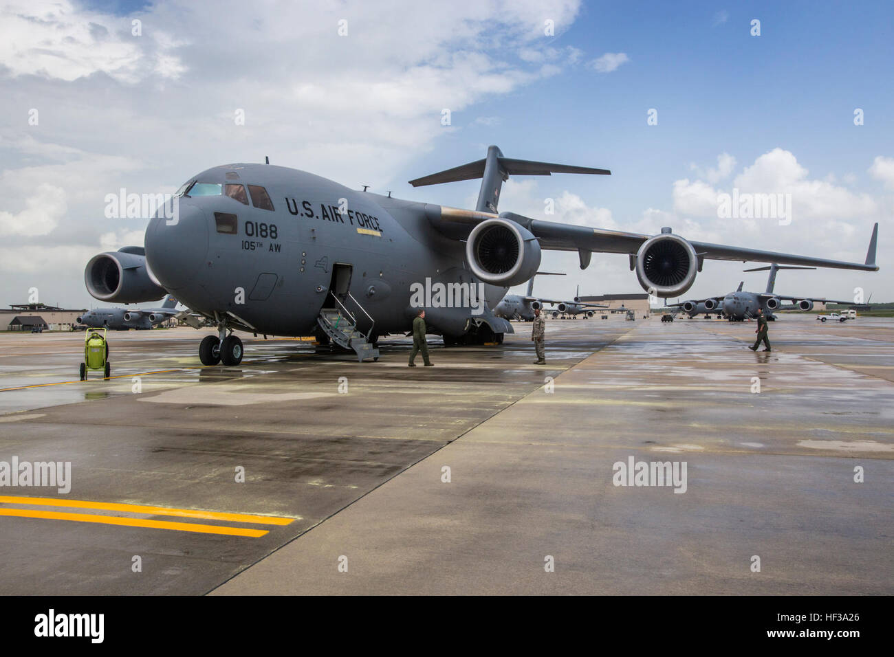 Les arrimeurs avec le 105th Airlift Wing, New York Air National Guard, effectuer un dernier tour après que les soldats et les véhicules dont le siège et l'Administration centrale, la compagnie d'infanterie 50e Brigade Combat Team, New Jersey Army National Guard, ont été chargées à bord d'un C-17 Globemaster III de la New York Air National Guard's 105th Airlift Wing pendant un exercice de déploiement à Joint Base McGuire-Dix-Lakehurst, N.J., le 11 mai 2015. L'exercice, une partie de l'unité de formation annuel, était de tester la capacité de transport de l'IBCT 50e. (U.S. Air National Guard photo par le Sgt. Mark C. Olsen/Rel Banque D'Images