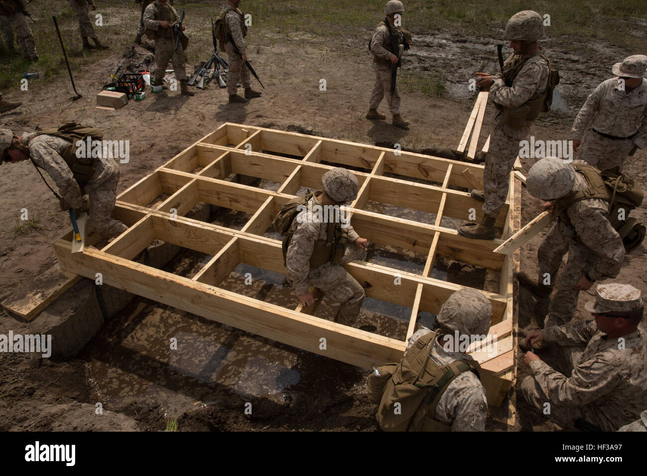 Marines avec 8e, 2e Bataillon d'appui du Groupe de la logistique maritime, finir de clouer en accolades sur un pont non standard au cours d'un exercice sur le terrain à bord de Camp Lejeune, en Caroline du Nord, le 14 mai 2015. Les Marines ont construit un pont non standard, qui est généralement construit à partir de bois, de brique ou de béton, et est utilisé pour la circulation des piétons ou des véhicules tels que des Humvees. Une fois terminé, cette classe de pont peut supporter le poids d'un Humvee. (U.S. Marine Corps photo par le Cpl. Justin T. Updegraff/libérés) construits à la main, marines avec 8ème bâtiment Électricité et construire un pont non standard 150514-M-TV331-038 Banque D'Images