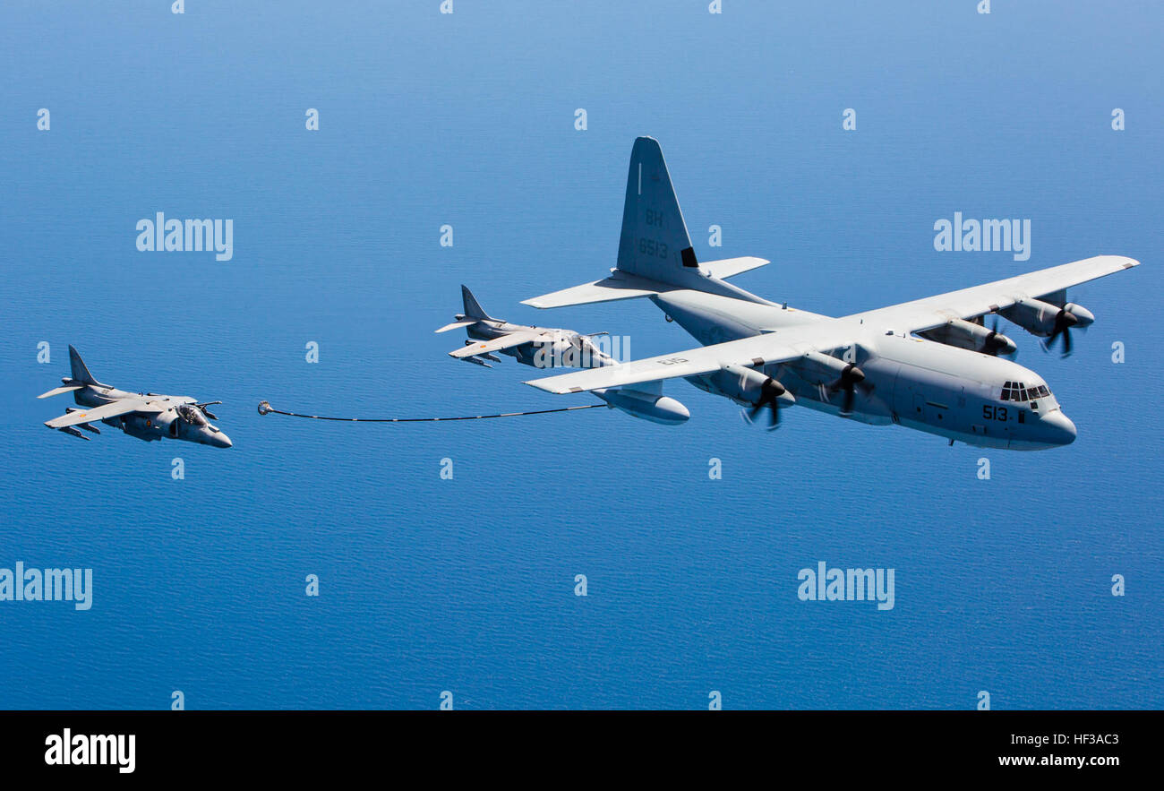 La Marine espagnole deux condors voler derrière un Marine américain KC-130J de l'outillage spécial air-sol marin crise Response-Africa Groupe de travail au cours d'un ravitaillement en vol au large des côtes de l'Espagne le 15 mai 2015. L'Harrier a réalisé une série d'linkups avec le KC-130J's lignes de ravitaillement pour parfaire la capacité des deux groupes à l'appui de l'autre lors des opérations bilatérales. (U.S. Marine Corps photo par le Sgt. Paul Peterson/libérés) Carburant US Marines partenariat avec les forces espagnoles des milliers de pieds dans l'air 150515-M-ZB219-486 Banque D'Images