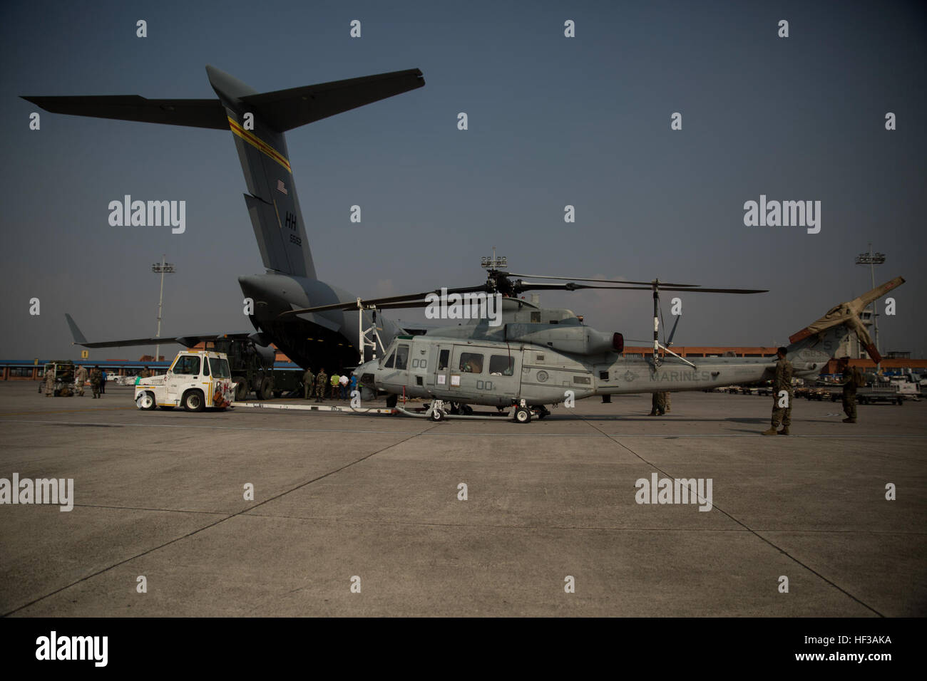 Groupe de travail conjoint de 505 membres se préparent à charger un hélicoptère Huey UH-1Y sur un U.S. Air Force C-17 Globemaster III à l'aéroport international de Tribhuvan à Katmandou, Népal, 19 mai. L'avion est à rapprocher des Marines américains retour à Okinawa, Japon, qui a servi dans le cadre de l'opération Sahayogi Haat. Les militaires américains sont venus ensemble en tant que foi 505 à la demande du gouvernement du Népal et de l'Agence américaine pour le développement international en réponse à un séisme de magnitude 7,8 du 25 avril. (U.S. Marine Corps Photo par le Cpl. Thor J. Larson/libérés) DE LA FOI 505 quitte le Népal 150519-M-MS007-034 Banque D'Images