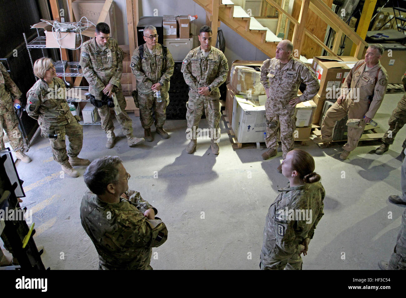 Les soldats de l'Armée américaine à partir de la 8e compagnie de logistique médicale en Allemagne, la donner Miesau chirurgiens général de l'Armée de terre, Marine, Armée de l'air et le Royaume-Uni d'une visite d'un entrepôt à l'aérodrome de Bagram, dans la province de Parwan, à l'Afghanistan, le 17 avril 2013. Les chirurgiens de l'Armée de terre, Marine, Armée de l'air et le Royaume-Uni a obtenu un aperçu de l'air du champ de Bagram, les capacités médicales au cours d'une visite de la base. (U.S. Photo de la Garde nationale par la CPS. Mark VanGerpen/libérés) chirurgiens visite aérienne de Bagram 130417-Z-LN227-206 Banque D'Images