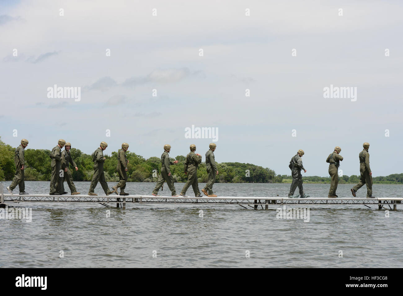 Équipage de l'Ohio Air National Guard's 155e Escadre de ravitaillement en vol et 170e Escadron de soutien de plonger dans la Oak Lake, Neb., nager à 20-man et radeaux de sauvetage attendent d'un UH-60 Black Hawk au cours d'un exercice de survie le 6 juin. Les membres de l'équipage d'améliorer les compétences de survie sur terre et l'eau avec une formation pratique. La formation à la survie de l'eau 150606-Z-GK473-654 Banque D'Images