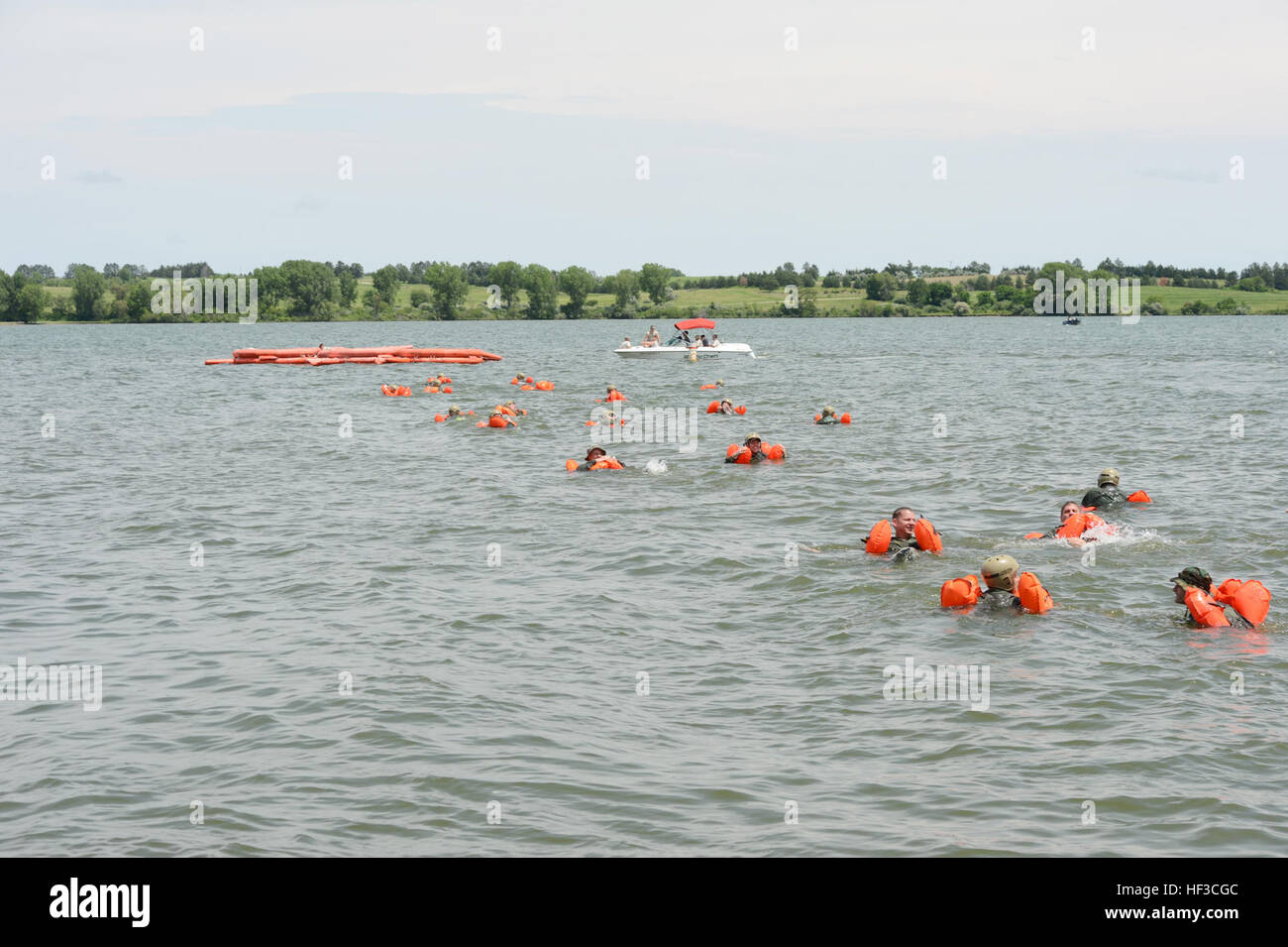 Équipage de l'Ohio Air National Guard's 155e Escadre de ravitaillement en vol et 170e Escadron de soutien de plonger dans la Oak Lake, Neb., nager à 20-man et radeaux de sauvetage attendent d'un UH-60 Black Hawk au cours d'un exercice de survie le 6 juin. Les membres de l'équipage d'améliorer les compétences de survie sur terre et l'eau avec une formation pratique. La formation à la survie de l'eau 150606-Z-GK473-676 Banque D'Images