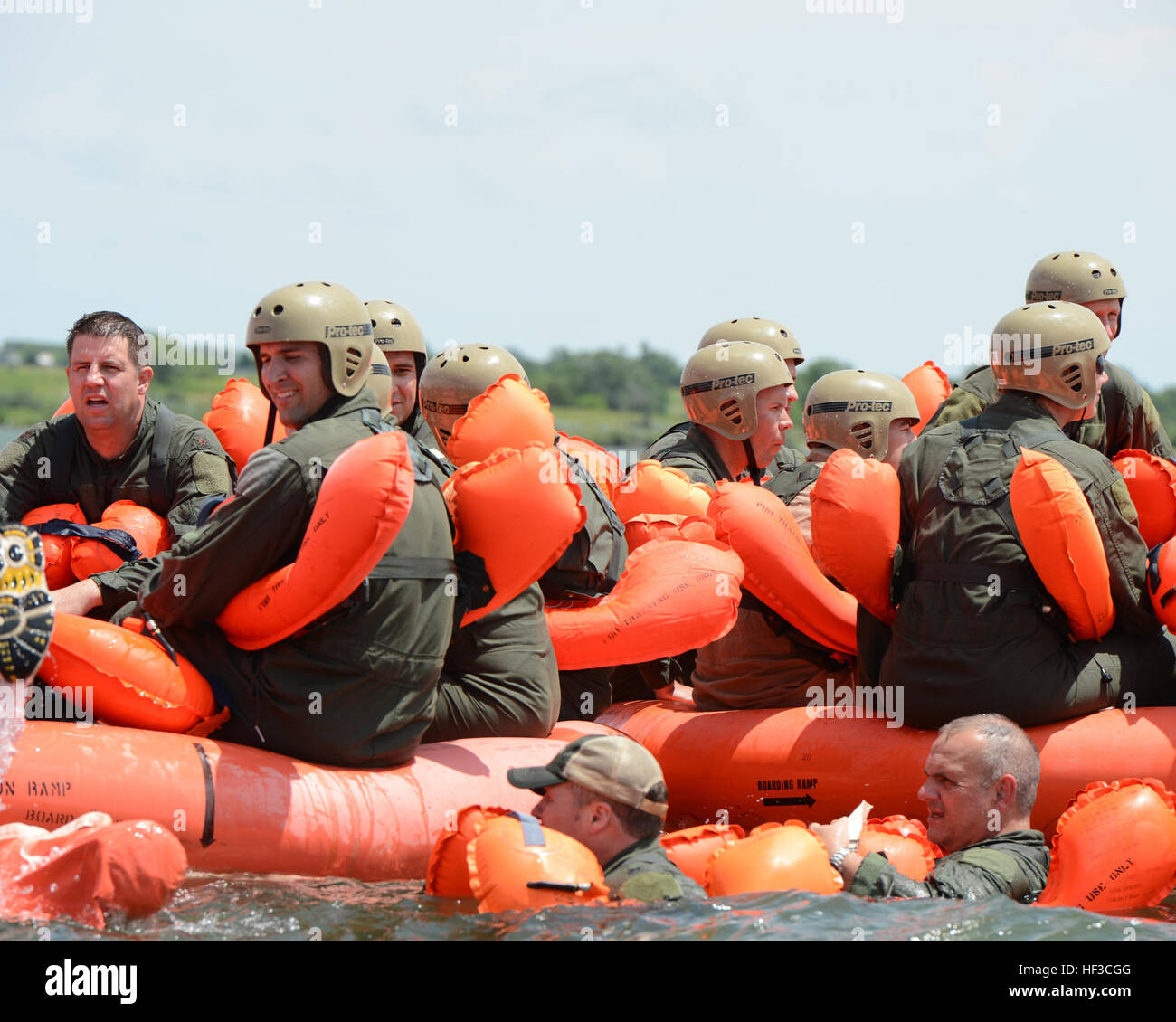 Équipage de l'Ohio Air National Guard's 155e Escadre de ravitaillement en vol et 170e Escadron de soutien de plonger dans la Oak Lake, Neb., nager à 20-man et radeaux de sauvetage attendent d'un UH-60 Black Hawk au cours d'un exercice de survie le 6 juin. Les membres de l'équipage d'améliorer les compétences de survie sur terre et l'eau avec une formation pratique. La formation à la survie de l'eau 150606-Z-GK473-718 Banque D'Images