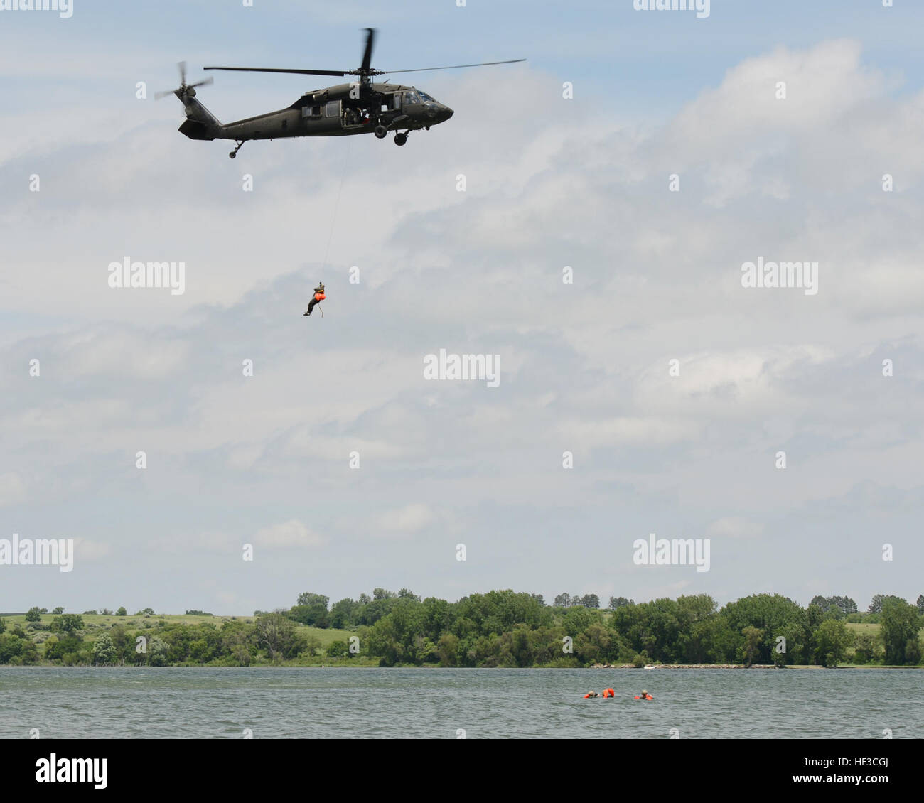 Équipage de l'Ohio Air National Guard's 155e Escadre de ravitaillement en vol et 170e Escadron de soutien de plonger dans la Oak Lake, Neb., nager à 20-man et radeaux de sauvetage attendent d'un UH-60 Black Hawk au cours d'un exercice de survie le 6 juin. Les membres de l'équipage d'améliorer les compétences de survie sur terre et l'eau avec une formation pratique. La formation à la survie de l'eau 150606-Z-GK473-774 Banque D'Images