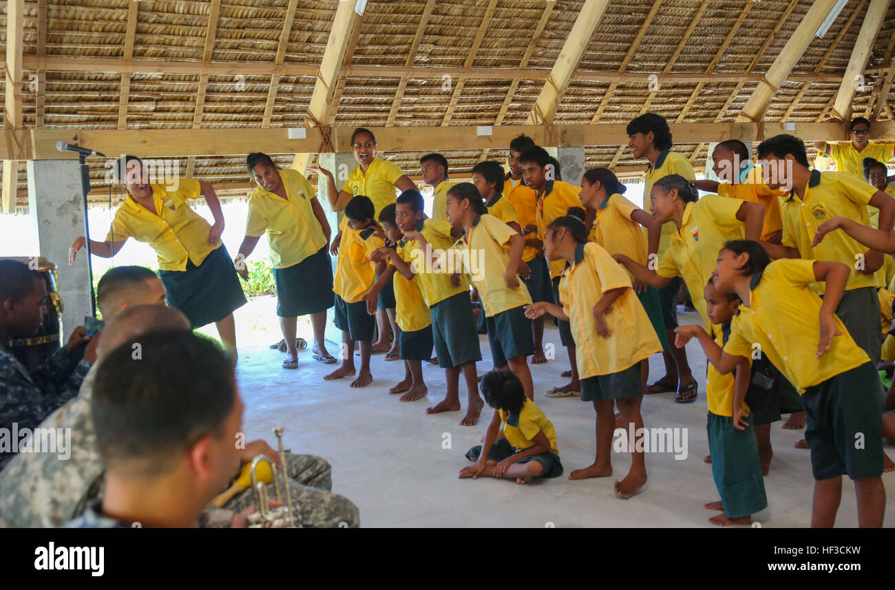 150608-M-GO800-004 KIRIBATI (8 juin 2015) - Les étudiants de l'école et de centre pour les enfants handicapés d'effectuer "Je suis une petite théière" pour le Partenariat du Pacifique Bande mixte le 8 juin. L'événement donne aux enfants une chance d'interagir avec les membres de la bande armée de Hawaii et bande embarquée à bord de la Flotte du Pacifique à grande vitesse mixte navire USNS Millinocket (JHSV 3). Millinocket sert de plate-forme de l'enseignement secondaire pour Pacific Partnership, dirigé par un élément de commandement de la force expéditionnaire de la Marine, 30e Régiment de construction navale (30 RCN) de Port Hueneme, Californie maintenant dans sa 10ème itération, Pacific Pa Banque D'Images