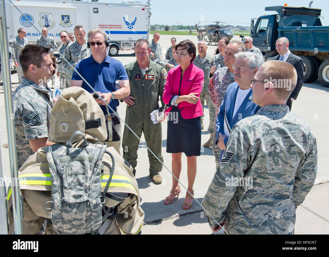 La 132e Escadre (132GT) à Des Moines (Iowa) se félicite de la Gouverneur de l'Iowa, Terry Branstad (bleu) et le lieutenant-gouverneur de l'Iowa, Kim Reynolds (rose) pour une visite de l'aile. le Mardi, 9 juin, 2015 ; l'adjudant général de l'Iowa, le Major-général Timothy Orr (debout à droite de Branstad, en uniforme) est également présent, ainsi que la 132GT, commandant Le Colonel Kevin Heer (debout à droite de Reynolds, en uniforme). Avec le 132GT trois nouvelles missions (renseignement, surveillance et reconnaissance les cyberopérations défensive, MQ-9 les opérations de vol), la 132e un Banque D'Images