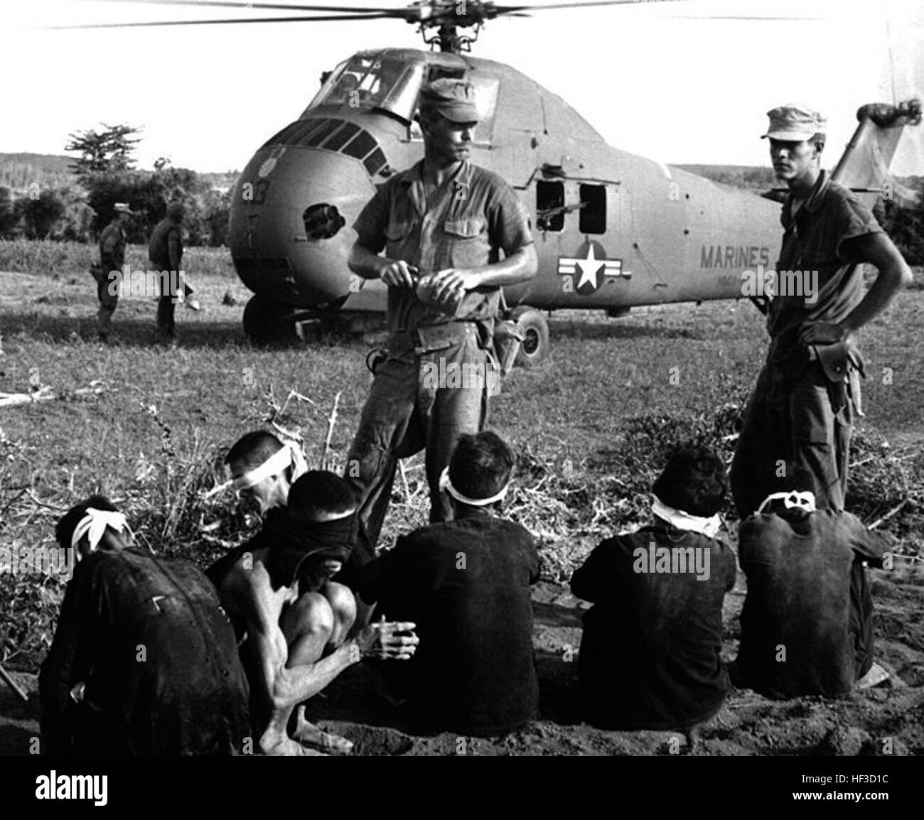 Van Tuong, le Vietnam (16 août 2000 1965) - prisonniers du Vietcong attendre menées par hélicoptère jusqu'à l'arrière salon après l'opération Starlite. (U.S. Photo du Marine Corps) Opération Starlite, plus un pour le corps 130814-M-NI439-988 Banque D'Images