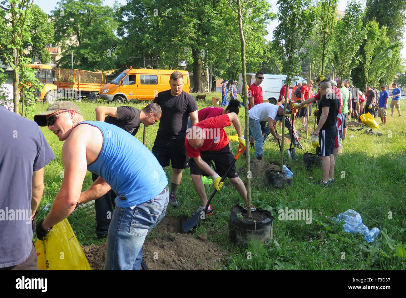 Près de 150 aviateurs américains d'AvDet 15-3 Rotation, se sont portés volontaires pour planter des arbres comme un projet d'embellissement d'un centre d'art et de culture locale dans la région de Łodz, Pologne, le 14 juin 2015. Le maire de la ville, les bénévoles locaux des écoles de la région, et de reporters de télévision nationales et locales, à la radio et dans les journaux de vente ont participé à cet événement caritatif. Les aviateurs de l'US Air Force de la Base Aérienne de Spangdahlem, en Allemagne et la Caroline du Sud Air National Guard's 169e Escadre de chasse de Lear et de la base de la Garde nationale conjointe, sont déployés à la base aérienne de Łask à l'appui de l'opération Atlantic, résoudre, au cours du mois de juin. Banque D'Images