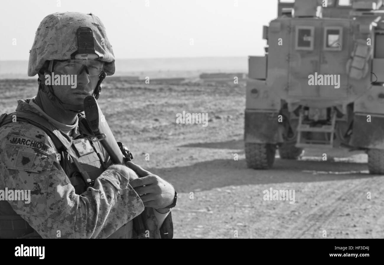 Le Sgt. Nicholas Marchioni, chef d'escouade avec un peloton de la Compagnie Alpha, 2e, 9e, 2e Bataillon d'appui du Groupe Logistique maritime (avant), numérise l'horizon tout en assurant la sécurité au cours d'une mission de reconnaissance de l'itinéraire, 3 janvier. Le natif de Detroit a servi comme commandant adjoint du convoi au cours de la mission. Originaire de Detroit s'appuie sur l'expérience pour conduire Marines 120103-M-GF563-464 Banque D'Images