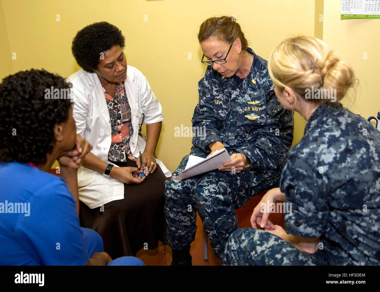 La marine et le personnel médical fidjien d'échanger des idées à l'hôpital au cours de Labasa Partenariat du Pacifique 2015. Le personnel médical de la marine le navire-hôpital USNS Mercy (T-AH 19) a visité l'hôpital d'échanger des idées et d'offrir une aide médicale à leurs homologues fidjiens. La Miséricorde (T-AH 19) est en ce moment à Savusavu Fidji, pour sa première mission de port de PP15. Partenariat du Pacifique est dans sa dixième itération et est la plus grande rencontre annuelle l'aide humanitaire multilatérale et des secours de la protection civile a effectué une mission dans la région du Pacifique-Indo-Asia. Bien que l'entraînement pour des conditions de crise, partie du Pacifique Banque D'Images