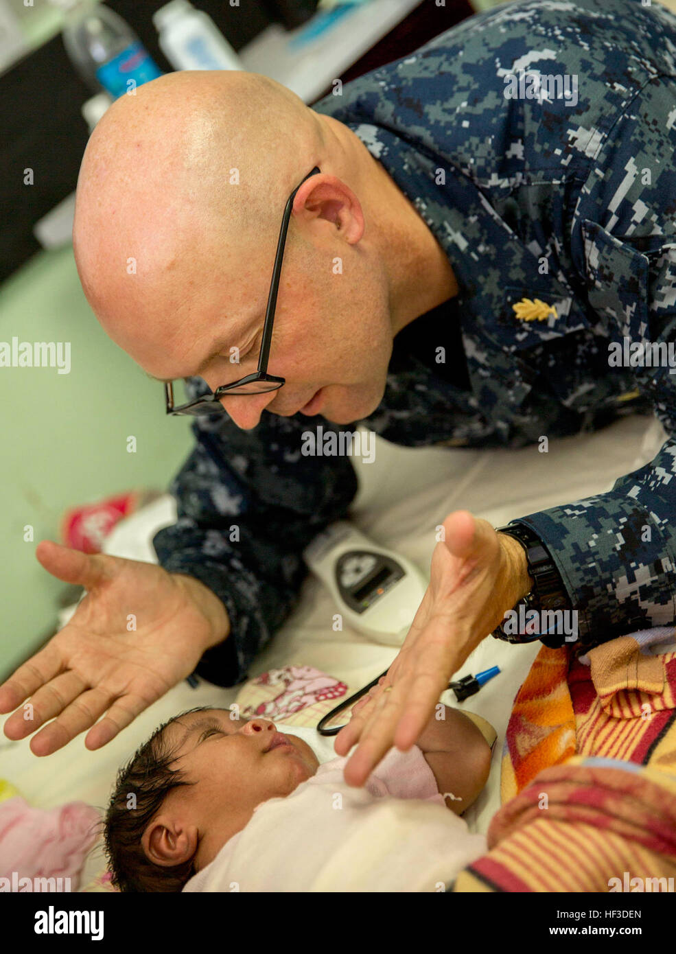 Le cmdr. Alan Ross, un audiologiste, Marine de Tulsa, Oklahoma, parle à un nouveau-né pendant un test d'audition à l'hôpital au cours de Labasa Partenariat du Pacifique 2015. Le personnel médical de la marine le navire-hôpital USNS Mercy (T-AH 19) a visité l'hôpital d'échanger des idées et d'offrir une aide médicale à leurs homologues fidjiens. La miséricorde est en ce moment à Savusavu Fidji, pour sa première mission de port de PP15. Partenariat du Pacifique est dans sa dixième itération et est la plus grande rencontre annuelle l'aide humanitaire multilatérale et des secours de la protection civile a effectué une mission dans la région du Pacifique-Indo-Asia. Bien que fréquemment Banque D'Images