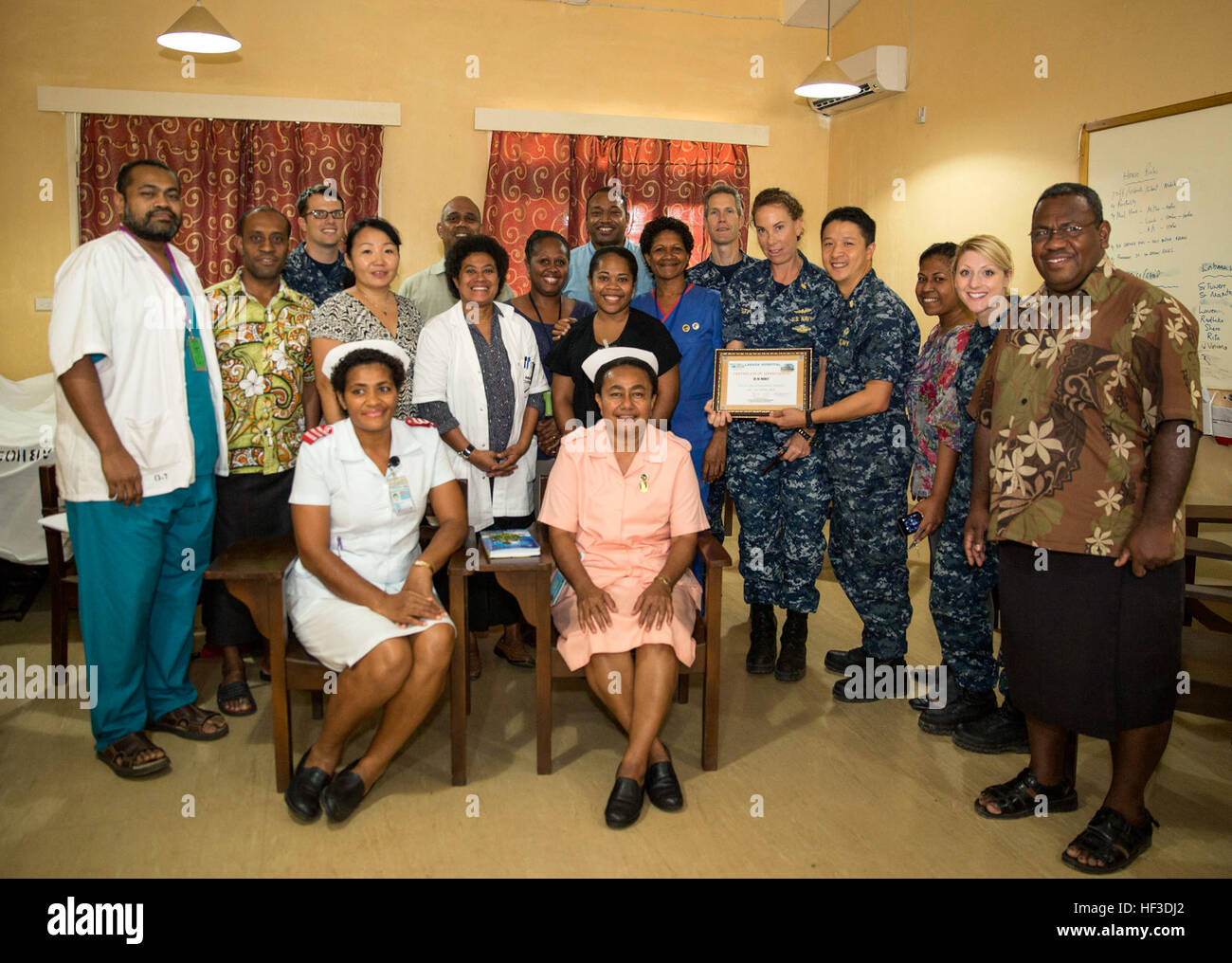 Le personnel médical américain et fidjiennes posent pour une photo de groupe après le personnel fidjien a présenté les marins avec un certificat d'appréciation à l'hôpital au cours de Labasa Partenariat du Pacifique 2015. Le personnel médical de la marine le navire-hôpital USNS Mercy (T-AH 19) a visité l'hôpital d'échanger des idées et d'offrir une aide médicale à leurs homologues fidjiens. La miséricorde est en ce moment à Savusavu Fidji, pour sa première mission de port de PP15. Partenariat du Pacifique est dans sa dixième itération et est la plus grande rencontre annuelle l'aide humanitaire multilatérale et des secours de la protection civile a effectué une mission dans la région de Banque D'Images