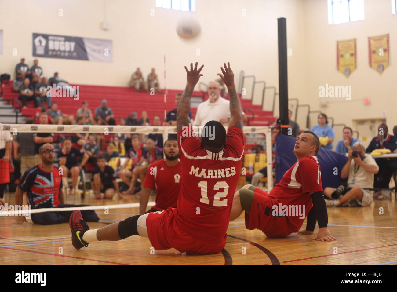 Le sergent du Corps des Marines des États-Unis. Alex Nguyen se prépare à frapper la balle au cours de l'année 2015, Ministère de la Défense (DoD) Jeux de guerrier assis volley-ball match entre l'équipe d'All-Marine et Forces armées britanniques au Marine Corps Base (MCB) Quantico, en Virginie, le 26 juin 2015. La DoD 2015 Jeux de guerrier, tenue à MCB Quantico 19-28 juin, est un concours sportif adapté pour les blessés, malades et blessés militaires et anciens combattants de l'armée américaine, Marine Corps, la marine, la Force aérienne, Commandement des opérations spéciales, et les Forces armées britanniques. (U.S. Marine Corps photo par le Cpl. Mark Watola/libérés) DoD 2015 Jeux de guerrier Banque D'Images