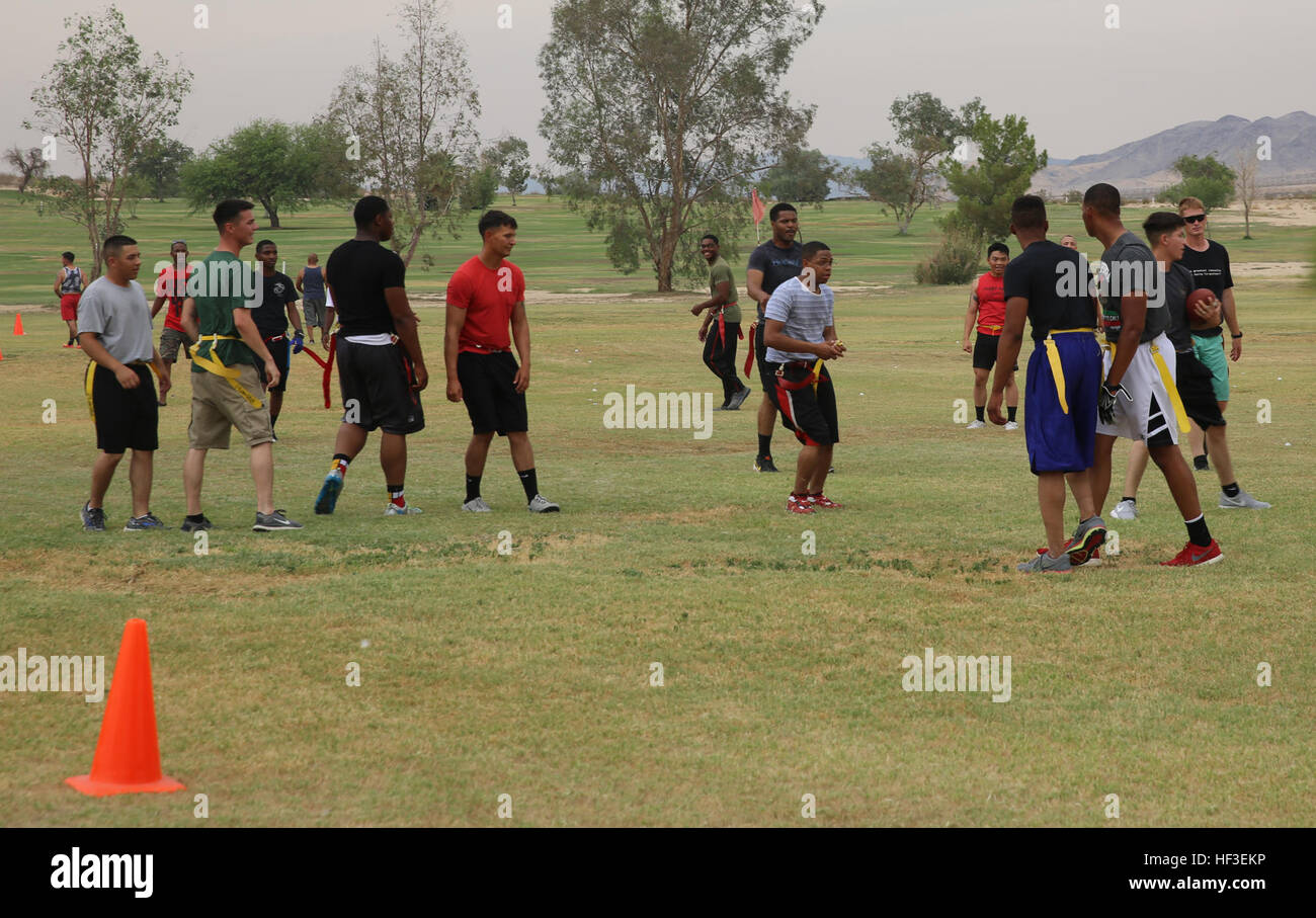 Les Marines et les marins du 7e Régiment de Marines, faire une partie de flag football au cours de la ville de Palm Desert hébergé 7e Régiment de Marines à la Journée de reconnaissance le vent du désert de Golf, le 26 juin 2015. (Marine Corps photo par Lance Cpl. Medina Ayala-Lo/ libéré) Palm Desert journée d'appréciation des hôtes pour magnificent seventh' 150626-M-RO214-856 Banque D'Images