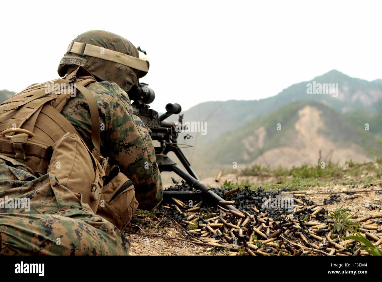 Avec un 1er Bataillon, 3e Régiment de Marines, actuellement affecté au 4ème Régiment de Marines, 3e Division de marines, III Marine Expeditionary Force dans le cadre du Programme de déploiement de l'unité, fournit un tir de suppression d'un M240B mitrailleuse moyenne au cours d'une exercice de tir réel 29 avril à Suseong-ri de tir. L'exercice a été mené comme un des derniers événements de formation d'exercice Ssang Yong 13. Ssang Yong, qui signifie "dragons jumeaux,' est un exercice annuel conçu pour renforcer les liens et d'accroître les compétences des deux Corée et l'armée américaine. L'CALFEX consiste en feu Banque D'Images