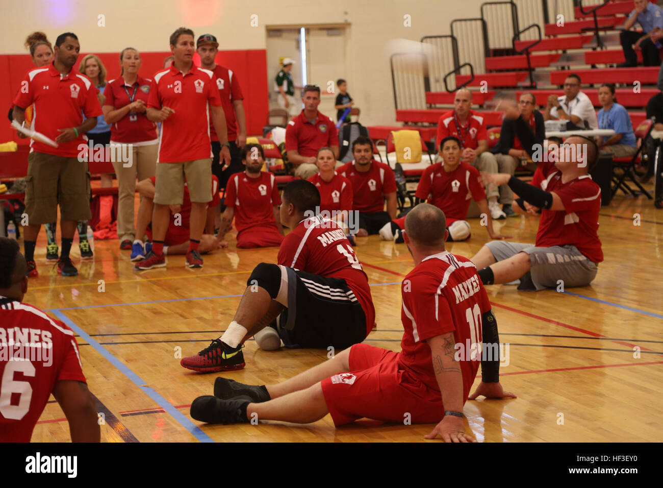 Vétéran du Corps des Marines américain Zach Blair sert au cours de l'année 2015, Ministère de la Défense (DoD) Médaille de bronze des Jeux de guerrier match de volley-ball entre le commandement des opérations spéciales de l'équipe et de l'équipe Marine Corps au Marine Corps Base (MCB) Quantico, en Virginie, le 27 juin 2015. Blair est un membre de la DoD 2015 All-Marine Jeux Warrior Team. La DoD 2015 Jeux de guerrier, tenue à MCB Quantico 19-28 juin, est un concours sportif adapté pour les blessés, malades et blessés militaires et anciens combattants de l'armée américaine, Marine Corps, la marine, la Force aérienne, Commandement des opérations spéciales, et les Forces armées britanniques. (U.S. Marine Corps ph Banque D'Images