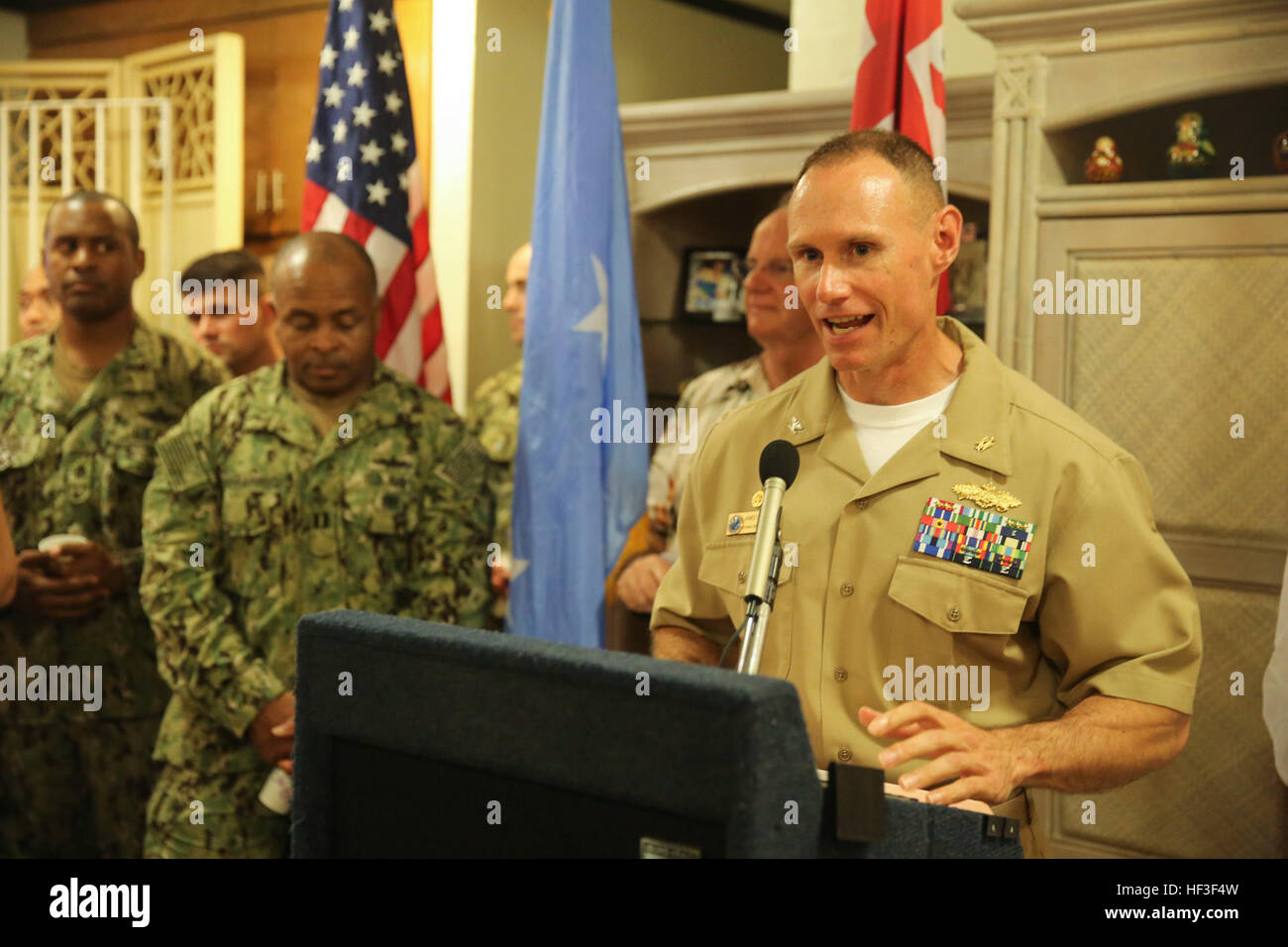 KOLONIA, Pohnpei (30 juin 2015) - Le Commodore, Groupe de travail butineur, le capitaine James Meyer parle au service militaire Les membres attachés à la commande de transport maritime à grande vitesse mixte (JHSV navire USNS Millinocket 3) et les remercie pour leur travail acharné au cours de Pacific Partnership 2015. Millinocket sert de plate-forme de l'enseignement secondaire pour Pacific Partnership, dirigé par un élément de commandement de la force expéditionnaire de la Marine, 30e Régiment de construction navale (30 RCN) de Port Hueneme, Californie maintenant dans sa 10ème itération, Partenariat du Pacifique est la plus grande rencontre annuelle l'aide humanitaire multilatérale et l'aide en cas de catastrophe Banque D'Images