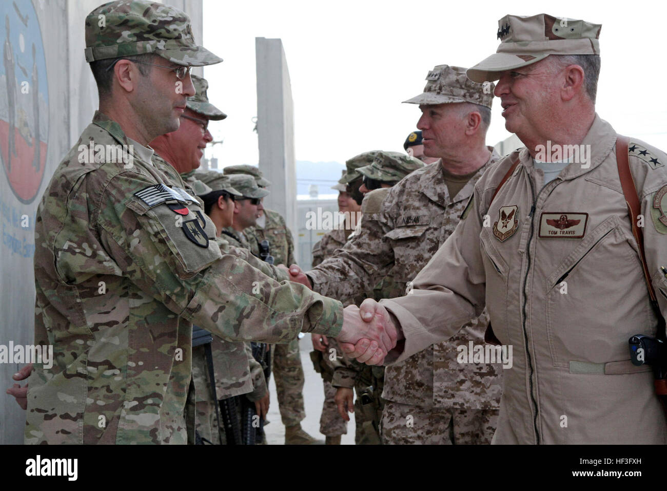 Le lieutenant-général Thomas Travis, Surgeon General, U.S. Air Force, droit, accueille les membres de l'hôpital interarmées de théâtre à Craig lors d'une tournée de l'aérodrome Les installations médicales sur l'aérodrome de Bagram, dans la province de Parwan, à l'Afghanistan, le 17 avril 2013. Les chirurgiens de l'Armée de terre, Marine, Armée de l'air et le Royaume-Uni a obtenu un aperçu de l'air du champ de Bagram, les capacités médicales au cours d'une visite de la base. (U.S. Photo de la Garde nationale par la CPS. Mark VanGerpen/libérés) chirurgiens visite aérienne de Bagram 130417-Z-LN227-167 Banque D'Images