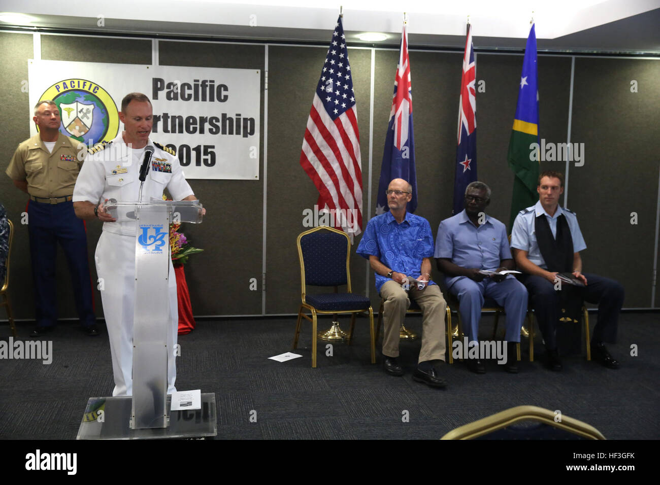 150713-M-GO800-011 HONIARA, Guadalcanal (13 juillet 2015) - Le Commodore, Groupe de travail butineur Capt James Meyer donne un discours lors de la cérémonie d'ouverture pour Pacific Partnership 2015 dans les Îles Salomon, le 13 juillet. Butineur Task Force est embarquée à bord de la commande de transport maritime militaire à grande vitesse mixte (JHSV navire USNS Millinocket 3). Millinocket sert de plate-forme de l'enseignement secondaire pour Pacific Partnership, dirigé par un élément de commandement de la force expéditionnaire de la Marine, 30e Régiment de construction navale (30 RCN) de Port Hueneme, Californie maintenant dans sa 10ème itération, Partenariat du Pacifique est la plus grande rencontre annuelle mult Banque D'Images