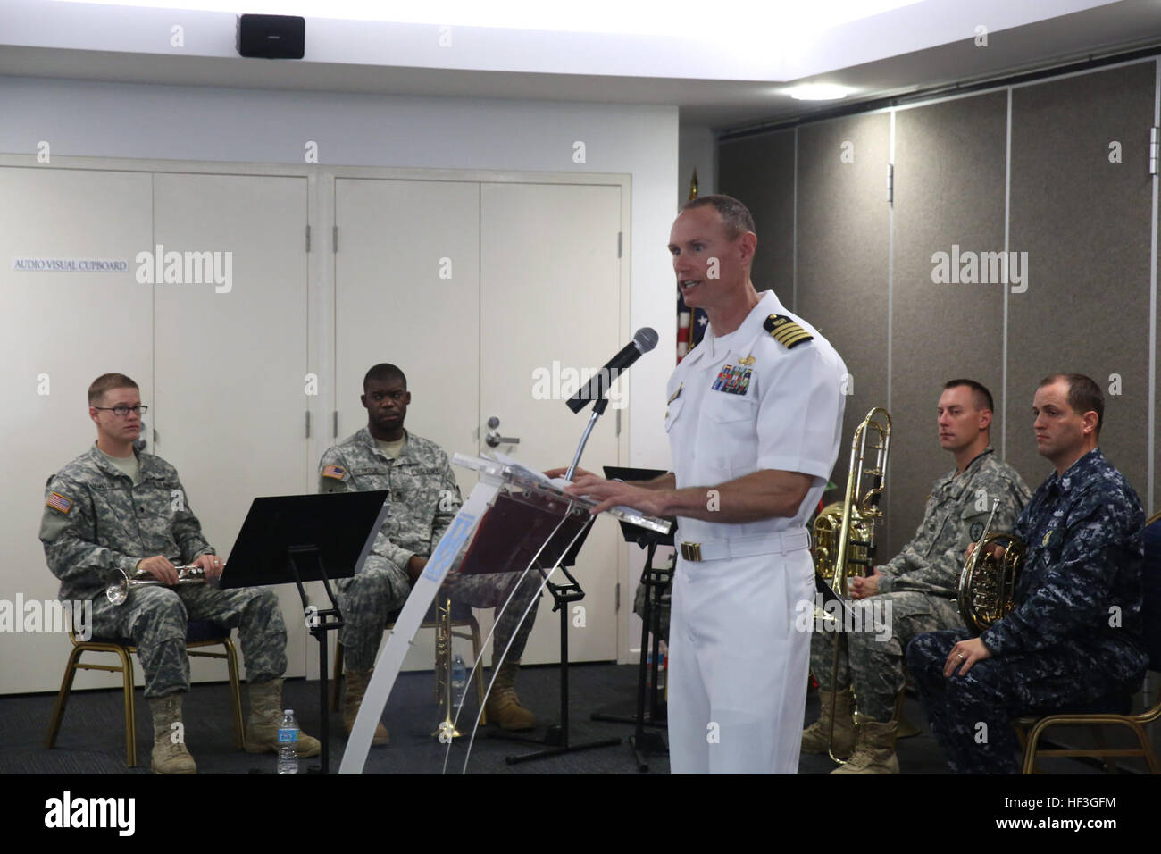 150713-M-GO800-014 HONIARA, Guadalcanal (13 juillet 2015) - Le Commodore, Groupe de travail butineur Capt James Meyer donne un discours lors de la cérémonie d'ouverture pour Pacific Partnership 2015 dans les Îles Salomon, le 13 juillet. Butineur Task Force est embarquée à bord de la commande de transport maritime militaire à grande vitesse mixte (JHSV navire USNS Millinocket 3). Millinocket sert de plate-forme de l'enseignement secondaire pour Pacific Partnership, dirigé par un élément de commandement de la force expéditionnaire de la Marine, 30e Régiment de construction navale (30 RCN) de Port Hueneme, Californie maintenant dans sa 10ème itération, Partenariat du Pacifique est la plus grande rencontre annuelle mult Banque D'Images