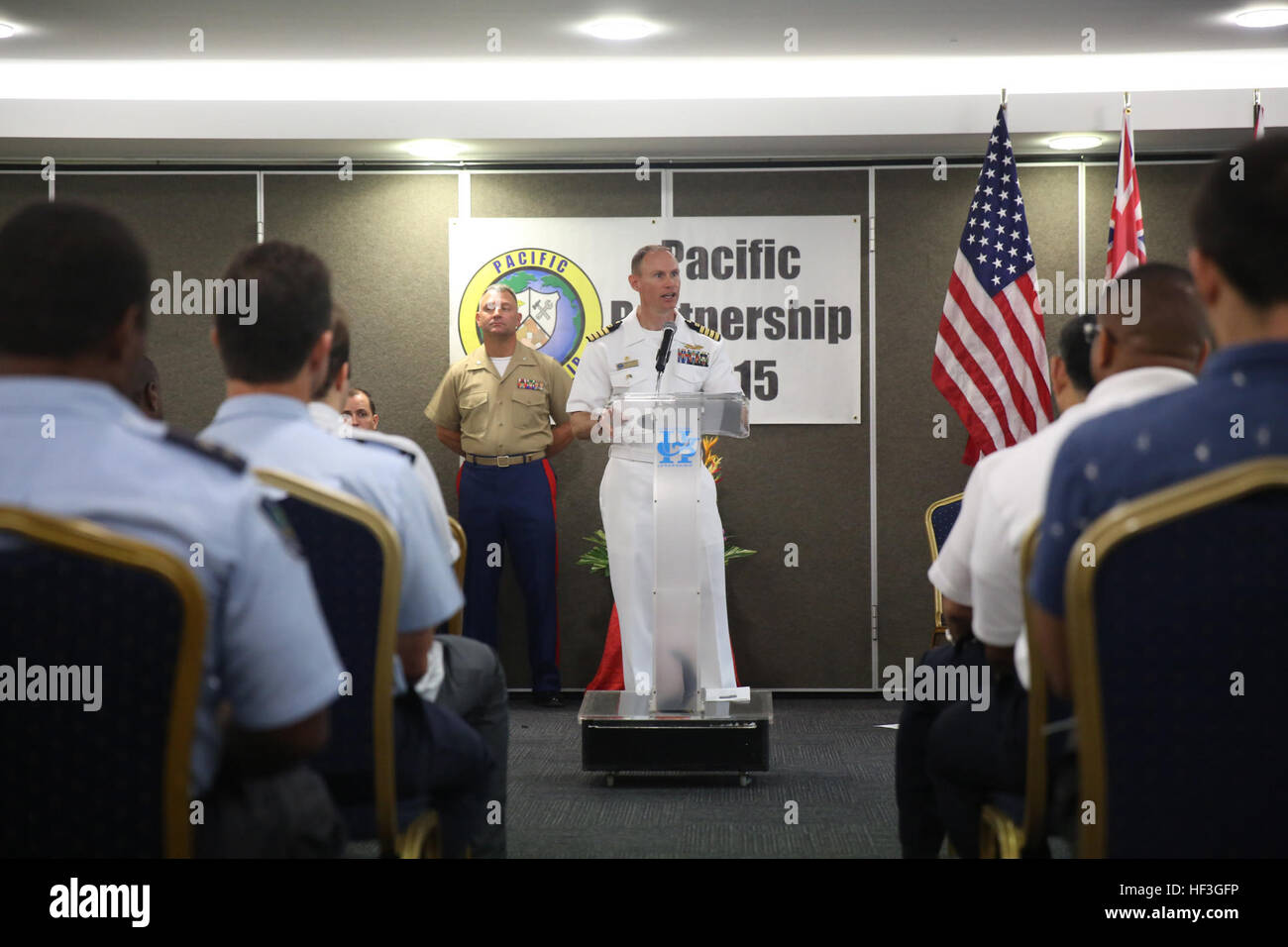 150713-M-GO800-017 HONIARA, Guadalcanal (13 juillet 2015) - Le Commodore, Groupe de travail butineur Capt James Meyer donne un discours lors de la cérémonie d'ouverture pour Pacific Partnership 2015 dans les Îles Salomon, le 13 juillet. Butineur Task Force est embarquée à bord de la commande de transport maritime militaire à grande vitesse mixte (JHSV navire USNS Millinocket 3). Millinocket sert de plate-forme de l'enseignement secondaire pour Pacific Partnership, dirigé par un élément de commandement de la force expéditionnaire de la Marine, 30e Régiment de construction navale (30 RCN) de Port Hueneme, Californie maintenant dans sa 10ème itération, Partenariat du Pacifique est la plus grande rencontre annuelle mult Banque D'Images