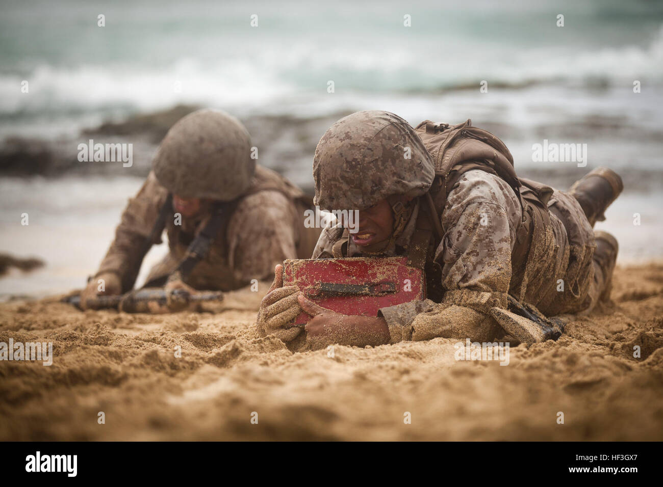 U.S. Marine Corps des sergents temporairement affecté à l'Académie de sous-officier du personnel, Base du Corps des Marines (Hawaï), faible MCBH ramper avec de l'équipement lourd au cours d'une petite unité exercice de leadership à bord de plage Hase MCBH Kaneohe Bay, le 16 juillet 2015. Les sergents sont soumis à cette formation dans le cadre de la cours du sergent, l'éducation militaire professionnelle (PME) l'obligation pour tous les sergents du Corps des Marines. (U.S. Marine Corps photo par Lance Cpl. Aaron S. Patterson, Caméra de combat MCBH/libérés) Petite unité de formation des dirigeants 150716-M-QH615-456 Banque D'Images