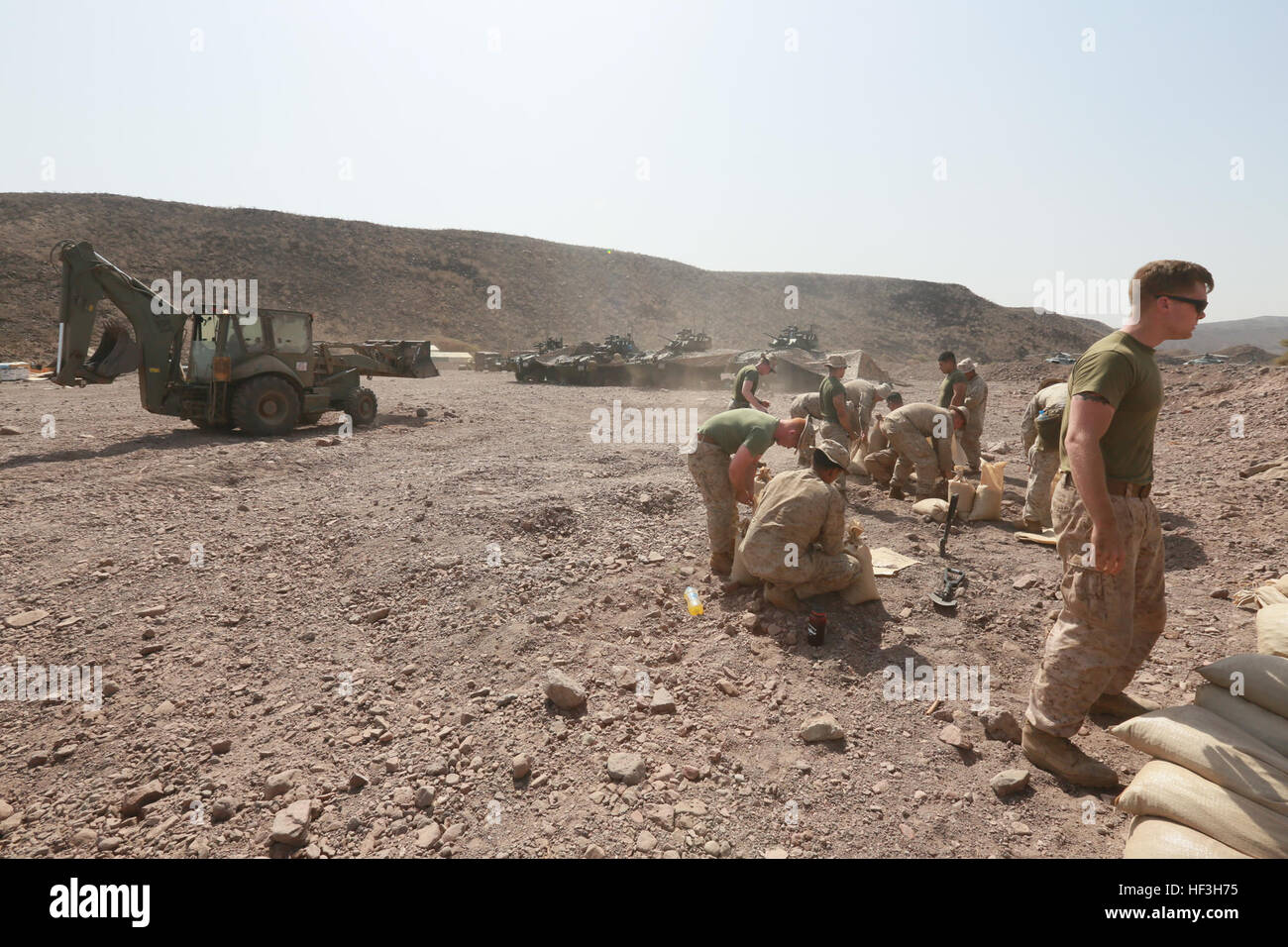 La plage d'Arta (Djibouti, le 22 juillet 2015) Les Marines américains avec la 15e Marine Expeditionary Unit remplir les sacs de sable pour construire un point de contrôle à l'entrée d'une zone de cantonnement à terre au cours de soutien la formation. Éléments de la 15e unité expéditionnaire de marines sont à terre à Djibouti pour soutien la formation pour maintenir et améliorer les compétences qu'ils ont développé au cours de leur période de formation de pré-déploiement. La 15e MEU est actuellement déployé à l'appui d'opérations de sécurité maritime et les efforts de coopération en matière de sécurité dans le théâtre aux États-Unis 5e et 6e secteurs d'opération de la flotte (U.S. Marine Corps photo par le Sgt. Steve H. L Banque D'Images