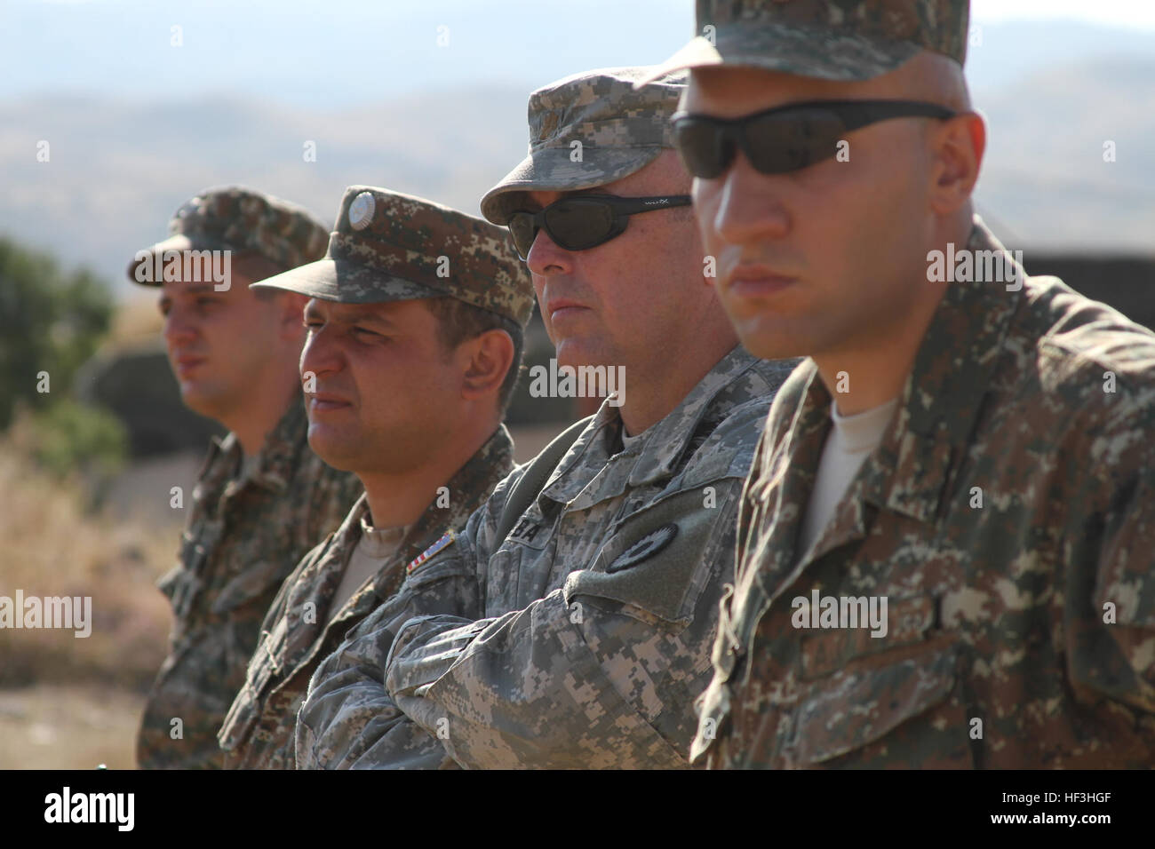Un petit groupe de la Garde nationale du Kansas aider et conseiller les soldats de maintien de la Brigade à l'arménien d'entraînement en montagne Zar, près de Erevan, Arménie, 27 juillet - 7 août 2015, en préparation d'une grande évaluation de l'OTAN en septembre 2015. L'évaluation d'état de combat sera un point culminant d'un ans-long processus qui permettrait de certifier l'interopérabilité de la PKB arménienne à l'appui de l'OTAN des opérations de maintien de la paix. Le Kansas et l'Arménie ont été associés dans la Garde nationale de l'État du Bureau du Programme de partenariat depuis 2003. (U.S. La Garde nationale de l'armée photo par le Sgt. Madeleine Bertaud Zach/Rele Banque D'Images