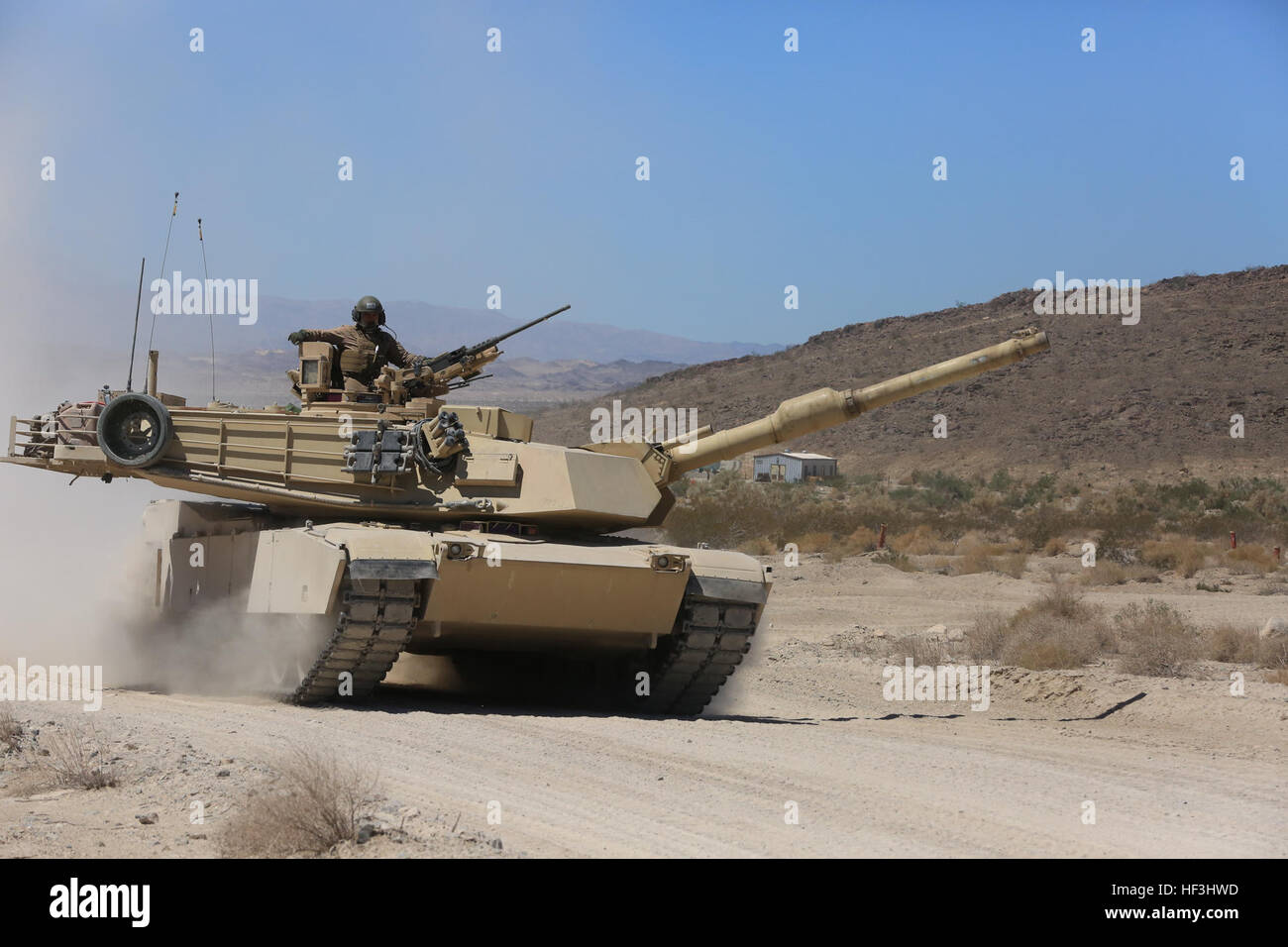 Un M1A1 Abrams char de combat principal avec l'équipage d'une compagnie, 4e bataillon de chars, d'avances à sa position de tir au cours de la pré-qualification de la Compagnie des canonniers de la cuve à plage de 500, le 4 août 2015. Le réservoir pèse environ 70 tonnes et est capable d'atteindre une vitesse maximale de 45 mi/h. (Marine Corps Photo par Lance Cpl. Julio McGraw/libérés) 4ème tir 150804 réservoirs s'engage dans-M-FZ867-637 Banque D'Images