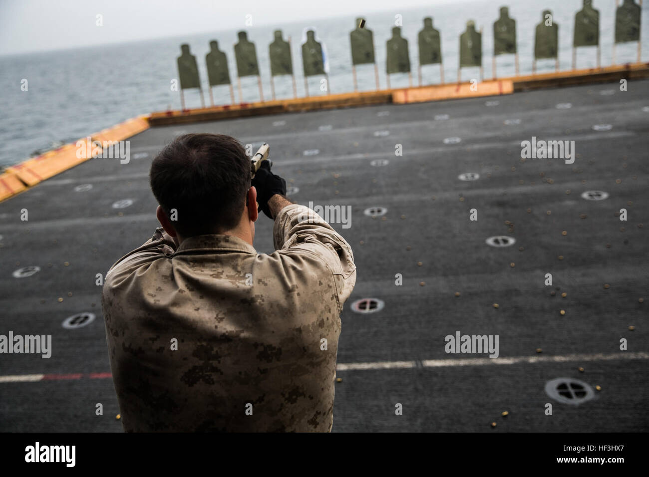 Océan Indien (Aug. 4, 2015) l'hôpital de la Marine américaine 3e classe Corpsman Jérémie Zapata feux à une cible avec un M45 pistolet 1911A1 à bord du navire d'assaut amphibie USS Essex (DG 2). Corpsman Zapata est un avec la 15e Marine Expeditionary Force maritime de l'unité de l'élément de sécurité Raid. Ces Marines lente prise de vue pratique-le-feu afin d'améliorer leurs fondamentaux et la précision. La 15e MEU est lancée dans le groupe amphibie d'Essex et déployés pour maintenir la sécurité régionale dans la 5e flotte américaine zone d'opérations. (U.S. Marine Corps photo par le Cpl. Anna Albrecht/libérés) US Marines pratique barricad Banque D'Images