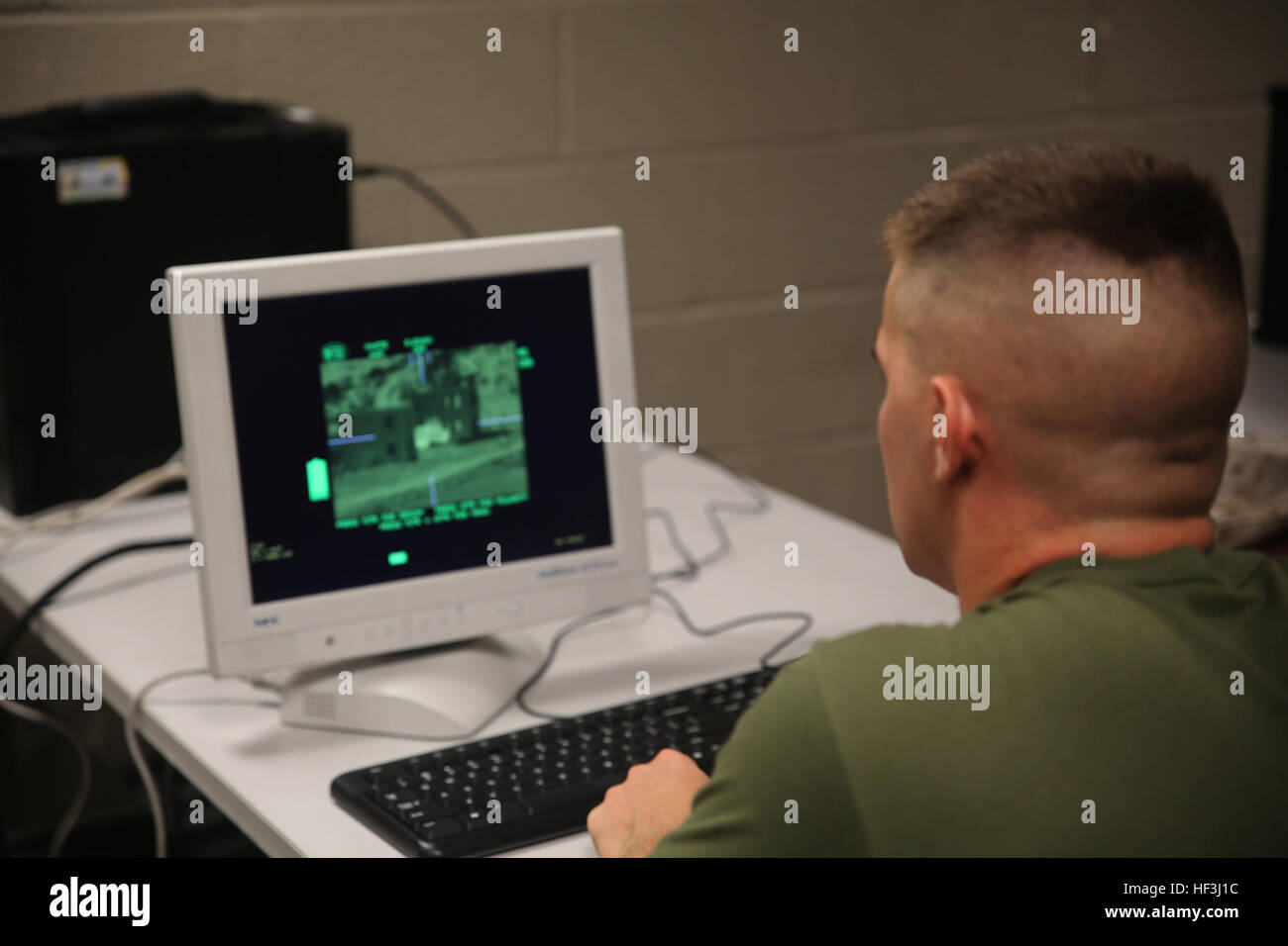 Lance le Cpl. Rhét McNeal, un missile antichar combinée avec l'homme Anti-Armor peloton, compagnie de l'équipe d'Armes, 2e Bataillon, 2e Régiment de Marines, supervise un engagement simulé sur l'écran d'un ordinateur pendant une simulation de l'exercice anti-blindage à Camp Lejeune, en Caroline du Nord, le 8 août 2015. L'écran admis Marines à superviser des missions simulées et offrir de l'aide si nécessaire. (U.S. Marine Corps photo par le Cpl. Paul S. Martinez/libérés) 2-2 Co. armes sur des cibles de Marines 150811-M-ZM882-024 Banque D'Images