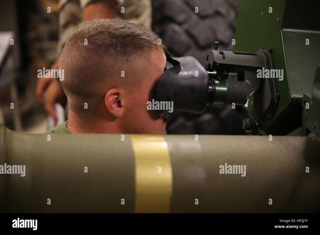 Lance le Cpl. Justin Vestal, un missile antichar combinée avec l'homme Anti-Armor peloton, compagnie de l'équipe d'Armes, 2e Bataillon, 2e Régiment de Marines, exploite une simulation de M41A4 système de missiles Sabre pendant une simulation de l'exercice anti-blindage à Camp Lejeune, en Caroline du Nord, le 8 août 2015. La simulation a permis une variété de scénarios de combat avec le système, tout comme la piscine intérieure de l'adresse au tir simulé formateur. (U.S. Marine Corps photo par le Cpl. Paul S. Martinez/libérés) 2-2 Co. armes sur des cibles de Marines 150811-M-ZM882-050 Banque D'Images