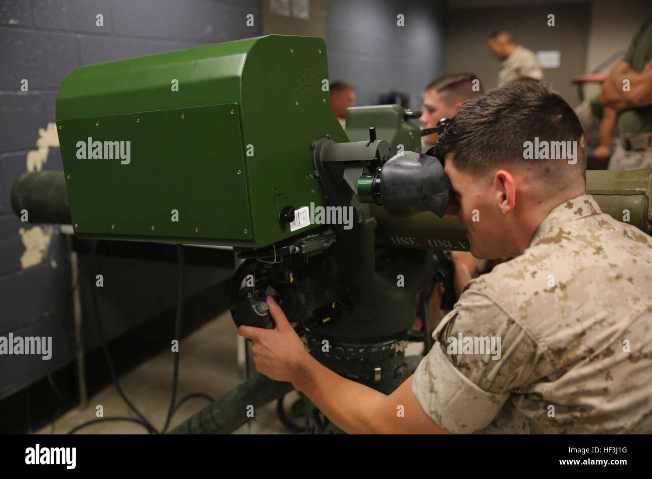 Le Sgt. Dwight Harris, un missile antichar combinée avec l'homme Anti-Armor peloton, compagnie de l'équipe d'Armes, 2e Bataillon, 2e Régiment de Marines, exploite une simulation de M41A4 système de missiles Sabre pendant une simulation de l'exercice anti-blindage à Camp Lejeune, en Caroline du Nord, le 8 août 2015. La simulation de Sabre a contesté l'inclusion de Marines avec ses cibles amies et ennemies, l'essai leur jugement avant de faire feu. (U.S. Marine Corps photo par le Cpl. Paul S. Martinez/libérés) 2-2 Co. armes sur des cibles de Marines 150811-M-ZM882-076 Banque D'Images