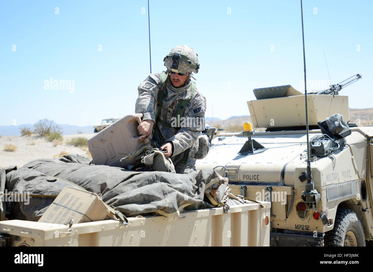 Le sergent de la Garde nationale de l'Armée de l'Oregon. Arom Schultz, un soldat de la police militaire avec la Compagnie de la Police militaire de 1186, alors que la formation de l'eau ses recharges en 111 degrés de chaleur dans le désert de Mojave, au Centre National d'entraînement (NTC), Fort Irwin, en Californie, le 23 août. Schultz, avec 5 200 autres de la Garde nationale, réserver et les soldats de l'armée en service actif avec des unités de 10 membres, a appuyé la 116e Brigade Combat Team de cavalerie, dont le siège social est situé à Boise, Idaho, avec le premier entraînement force contre force la Garde nationale a participé depuis le début de l'opération Enduring Freedom. (Photo de 1er Sgt. Kevin H Banque D'Images