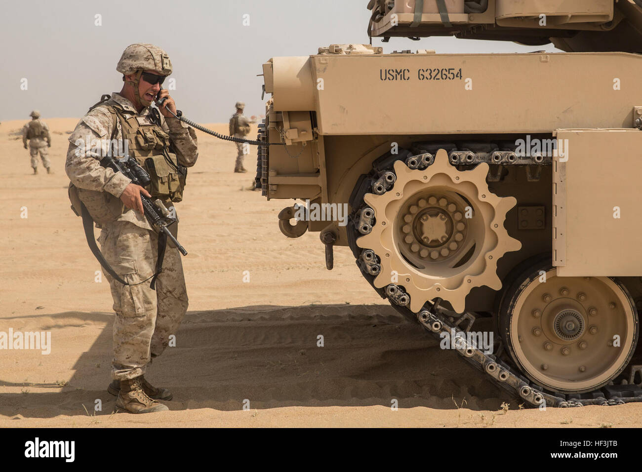 Le KOWEÏT (16 août 2000 25, 2015) U.S. Marine Cpl. Nicholas Skidmore coordonne un tir de suppression avec réservoir d'équipage pendant la formation. attaque squad mécanisé Skidmore est un chef d'équipe avec la compagnie Kilo, bataillon de l'équipe d'atterrissage 3e Bataillon, 1e Régiment de Marines, 15e Marine Expeditionary Unit. La formation était axée sur la capacité de l'équipe de travailler comme une unité cohérente, tout en utilisant des véhicules d'assaut amphibie AAV-7 et M1A1 Abrams tanks, pour éliminer efficacement les cibles ennemies. Éléments de la 15e MEU sont à terre au Koweït pour soutien la formation pour maintenir et améliorer les compétences qu'ils ont acquises pendant leurs pr Banque D'Images