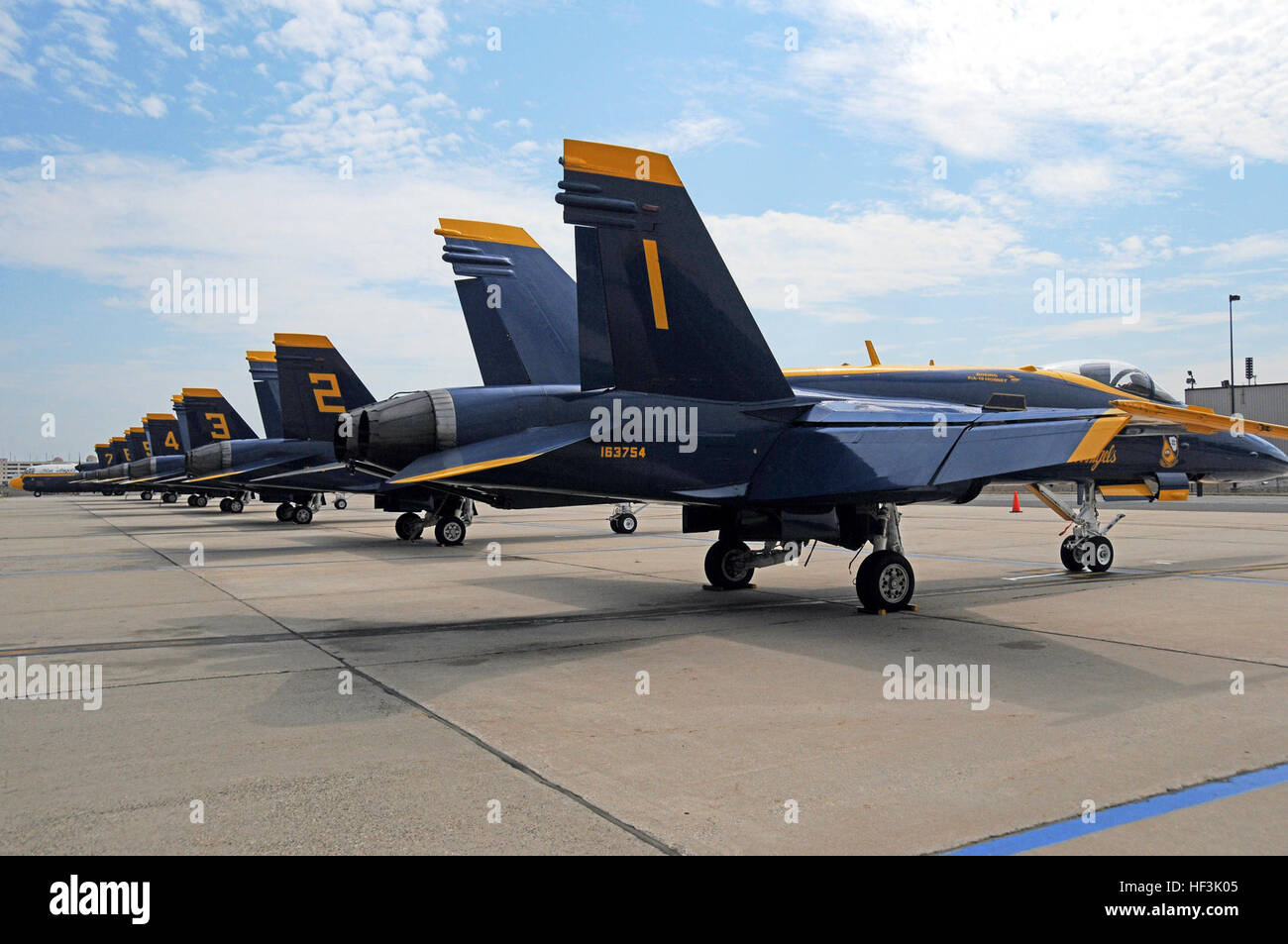 La Marine américaine sept F/A18 Hornet, appartenant à la Blue Angels sit stationné sur l'aire à l'Atlantic City Air National Guard, N.J., le 31 août 2015. Les Blue Angels de la marine américaine sont l'escadron de démonstration en vol, et sera ce mardi's Atlantic City Airshow 'Thunder sur la promenade.' (U.S. Photo de la Garde nationale aérienne Aviateur Senior Shane S. Karp/libérés des Blue Angels) et F-22 de l'équipe de démo arriver au 177ème FW 150831-Z-IM486-156 Banque D'Images