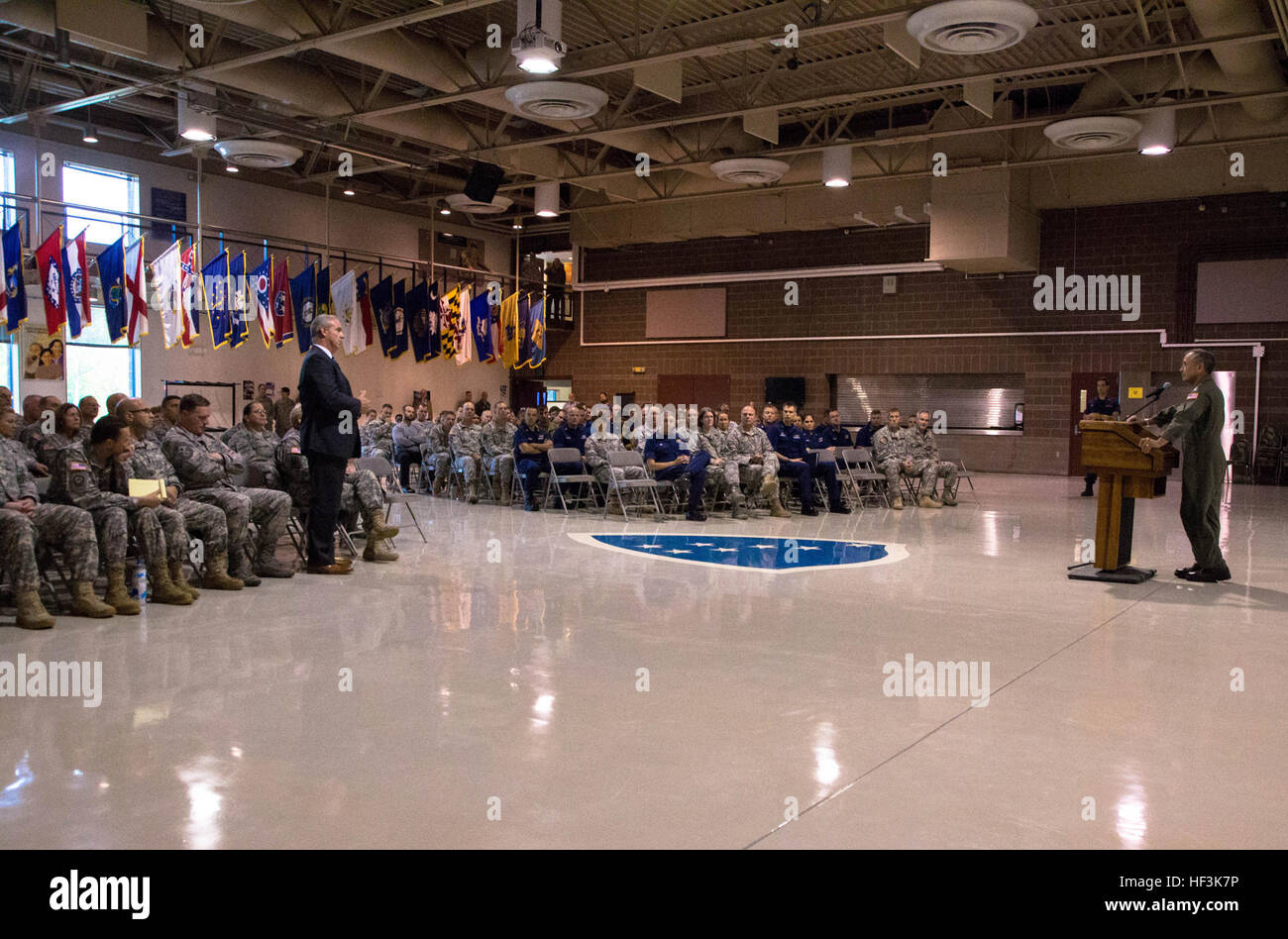 Adm. Harry B. Harris Jr., commandant du Commandement du Pacifique des États-Unis, à l'écoute à une question posée par Mike O'Hare, Directeur de la Division de la sécurité intérieure de l'Alaska et de la gestion des urgences, au cours de la visite de l'amiral avec des membres de la Garde nationale de l'Alaska et de la Garde côtière américaine, et Ministère de l'armée et des Affaires des anciens combattants à la Garde nationale armoirie sur Joint Base Elmendorf-Richardson, July 9, 2015. (U.S. La Garde nationale de l'armée photo par le Sgt. Marisa Lindsay) se félicite de la Garde nationale de l'Alaska commandant PACOM Adm. Harry B. Harris Jr. 150909-Z-QK839-006 Banque D'Images