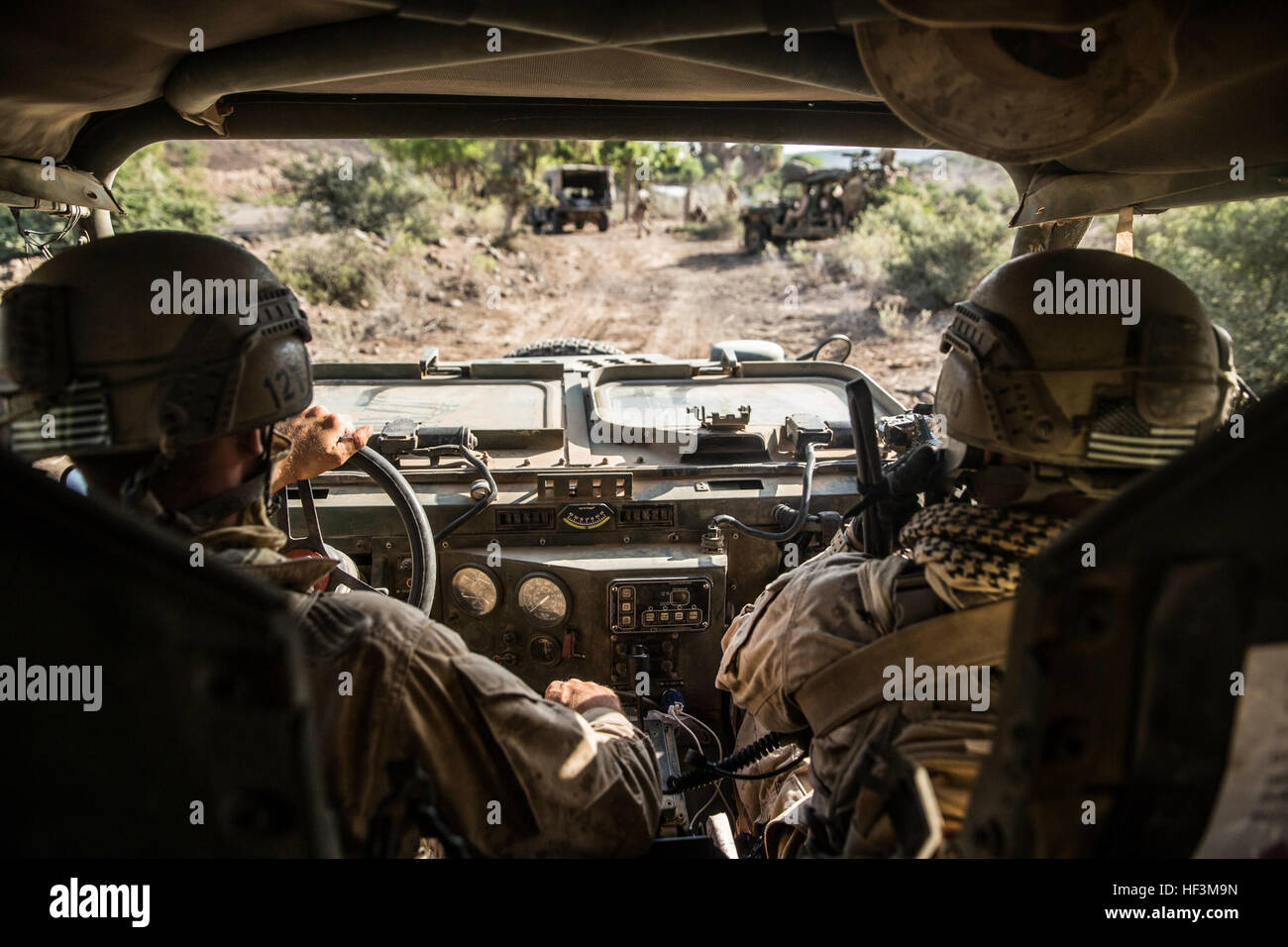 Gamme d'Arta (Djibouti, oct. 7, 2015) Les Marines américains avec la 15e Marine Expeditionary Force détachement de reconnaissance de l'unité, effacer une place forte ennemie lors d'une tactique de survie pour le désert et bien sûr aux côtés des Français 5e Régiment interarmes d'outre-mer (RIAOM). Éléments de la 15e MEU formés avec le 5ème RIAOM à Djibouti afin d'améliorer l'interopérabilité entre l'IP et l'armée française. (U.S. Marine Corps photo par le Sgt. Emmanuel Ramos/libérés) Tous ensemble, les Marines américains d'améliorer l'interopérabilité avec le français à Djibouti 151007-M-ST621-161 Banque D'Images