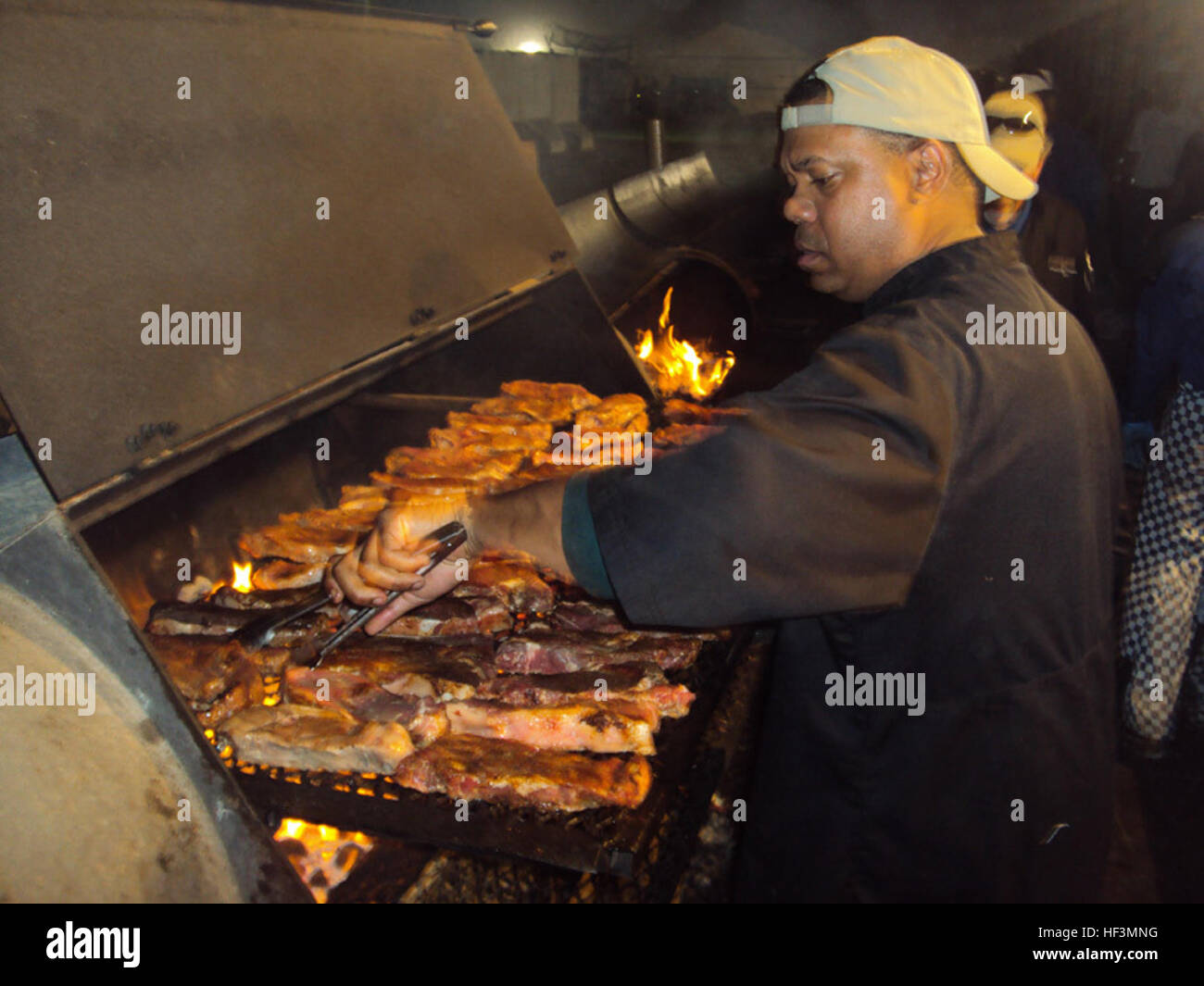 Outback Steakhouse's Grill volontaires ont aidé plus de 4 000 jusqu'au Camp des steaks Sapadalure's de la salle à manger 5, au cours de l'opération nourrir la liberté, le 15 novembre. Dans l'ensemble, l'OSI Restaurant Partners LLC a livré plus de 32 000 steaks, oignons 3 000 et 1 000 livres de calamars à des milliers de soldats affamés et les entrepreneurs sur le milieu marin des camps en Afghanistan, dans la province de Helmand. La liberté d'opération VIII apporte un goût de l'accueil aux troupes en Afghanistan DVIDS341587 Banque D'Images