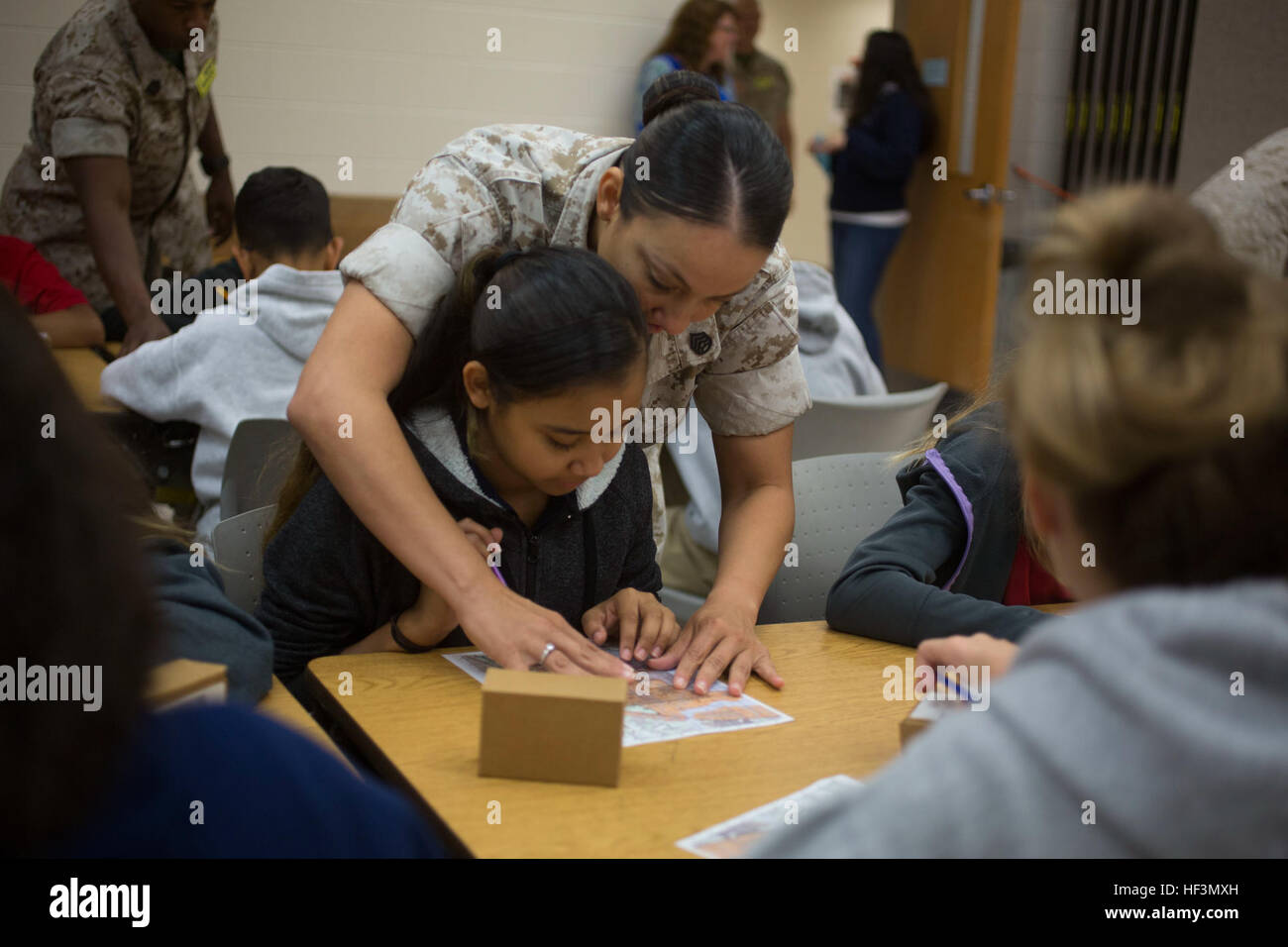 Le sergent du Corps des Marines des États-Unis. Rosa Lozoya, Services alimentaires, le personnel sous-officier, G-4, II Marine Expeditionary Force, aide sa fille Jazmine plot points sur une carte de terrain de base au cours d'une navigation en Brewster Middle school, Camp Lejeune, N.C., 27 octobre, 2015. Marines avec soi-est la classe d'étudiants afin de les aider à mieux comprendre certaines des compétences que leurs parents utilisent dans le Corps des Marines. (U.S. Marine Corps photo par soi-est de Caméra de combat, le Cpl. Andrew/Kuppers) Parution Marines avec soi-est de fournir des terrains de base de cours de navigation pour les élèves de collège 151027 Brewster Banque D'Images Le sergent du Corps des Marines des États-Unis. Rosa Lozoya, Services alimentaires, le personnel sous-officier, G-4, II Marine Expeditionary Force, aide sa fille Jazmine plot points sur une carte de terrain de base au cours d'une navigation en Brewster Middle school, Camp Lejeune, N.C., 27 octobre, 2015. Marines avec soi-est la classe d'étudiants afin de les aider à mieux comprendre certaines des compétences que leurs parents utilisent dans le Corps des Marines. (U.S. Marine Corps photo par soi-est de Caméra de combat, le Cpl. Andrew/Kuppers) Parution Marines avec soi-est de fournir des terrains de base de cours de navigation pour les élèves de collège 151027 Brewster Banque D'Images