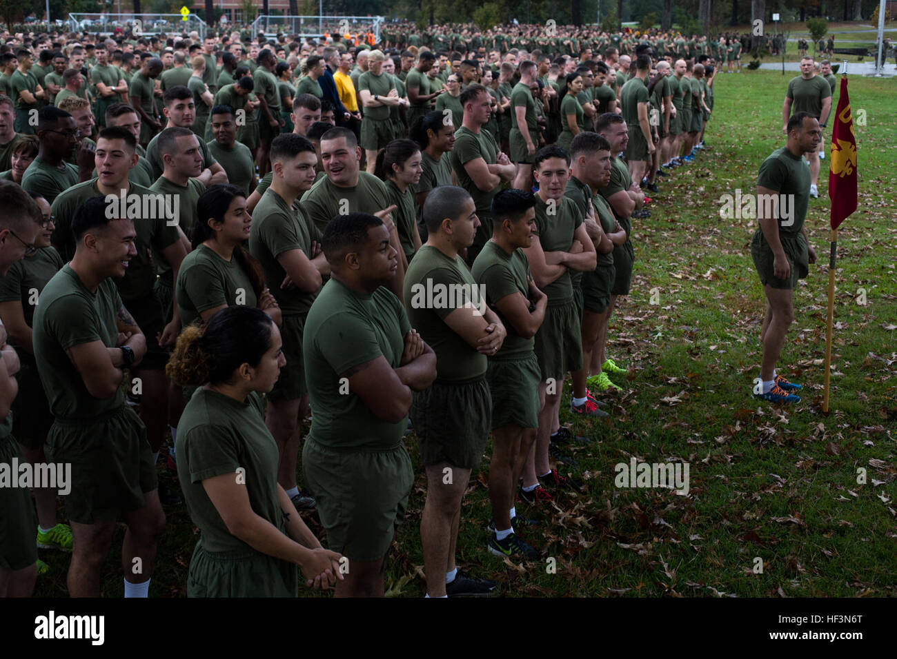 Les Marines américains et les marins affectés à 2'aile de se préparer à participer à une formation s'exécuter sur Marine Corps Air Station Cherry Point, N.C., 9 novembre 2015. L'exécution a été réalisée à l'occasion du 240e anniversaire du Marine Corps. (U.S. Marine Corps photo par Lance Cpl. Jéred T. Stone/libérés) 2d MAW Anniversaire Exécuter 151109-M-S334-003 Banque D'Images