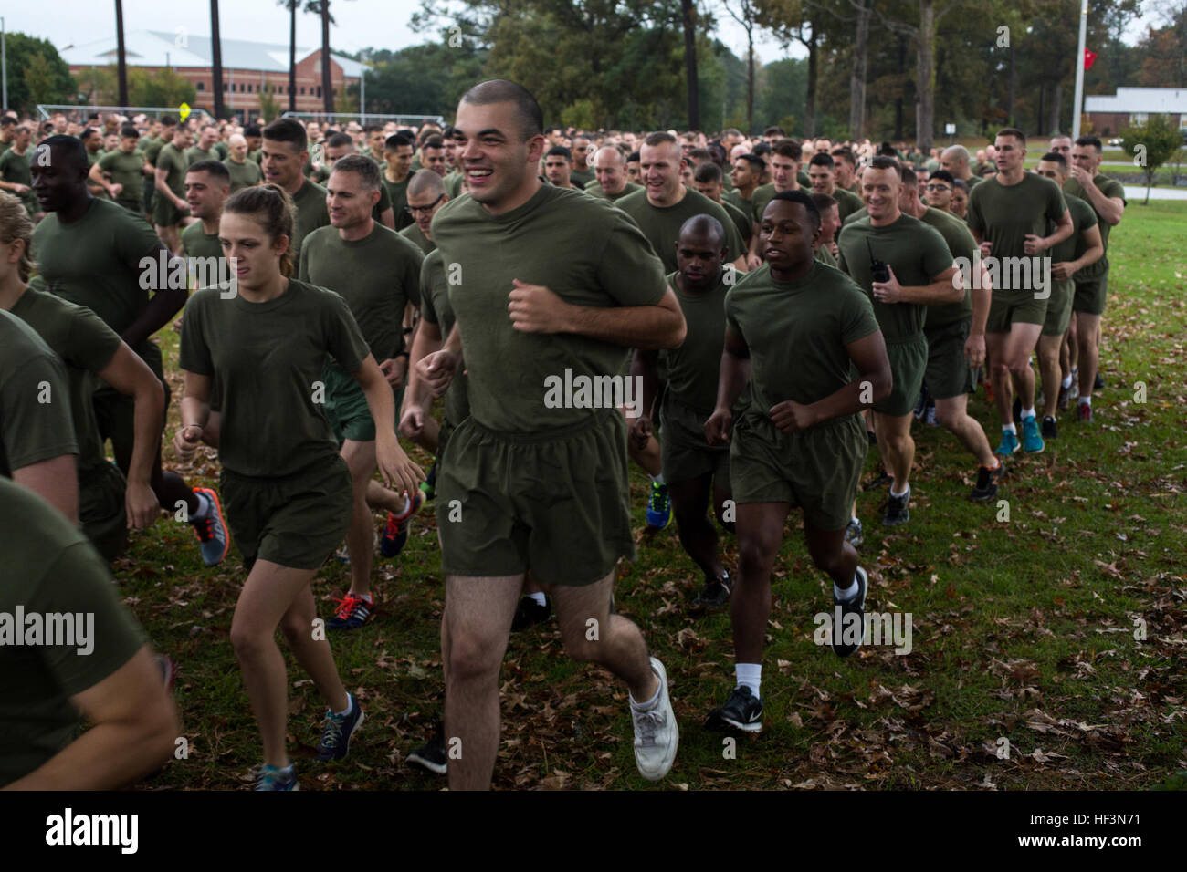 Les Marines américains et les marins affectés à 2'aile de participer à une formation s'exécuter sur Marine Corps Air Station Cherry Point, N.C., 9 novembre 2015. L'exécution a été réalisée à l'occasion du 240e anniversaire du Marine Corps. (U.S. Marine Corps photo par Lance Cpl. Jéred T. Stone/libérés) 2d MAW Anniversaire Exécuter 151109-M-S334-048 Banque D'Images