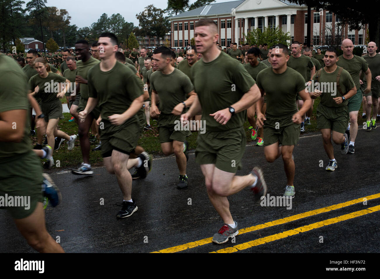 Les Marines américains et les marins affectés à 2'aile de participer à une formation s'exécuter sur Marine Corps Air Station Cherry Point, N.C., 9 novembre 2015. L'exécution a été réalisée à l'occasion du 240e anniversaire du Marine Corps. (U.S. Marine Corps photo par Lance Cpl. Jéred T. Stone/libérés) 2d MAW Anniversaire Exécuter 151109-M-S334-056 Banque D'Images