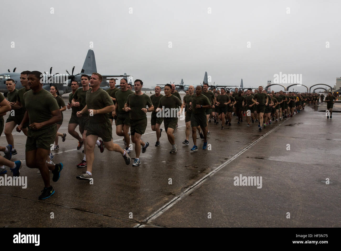 Les Marines américains et les marins affectés à 2'aile de participer à une formation s'exécuter sur Marine Corps Air Station Cherry Point, N.C., 9 novembre 2015. L'exécution a été réalisée à l'occasion du 240e anniversaire du Marine Corps. (U.S. Marine Corps photo par Lance Cpl. Jéred T. Stone/libérés) 2d MAW Anniversaire Exécuter 151109-M-S334-084 Banque D'Images