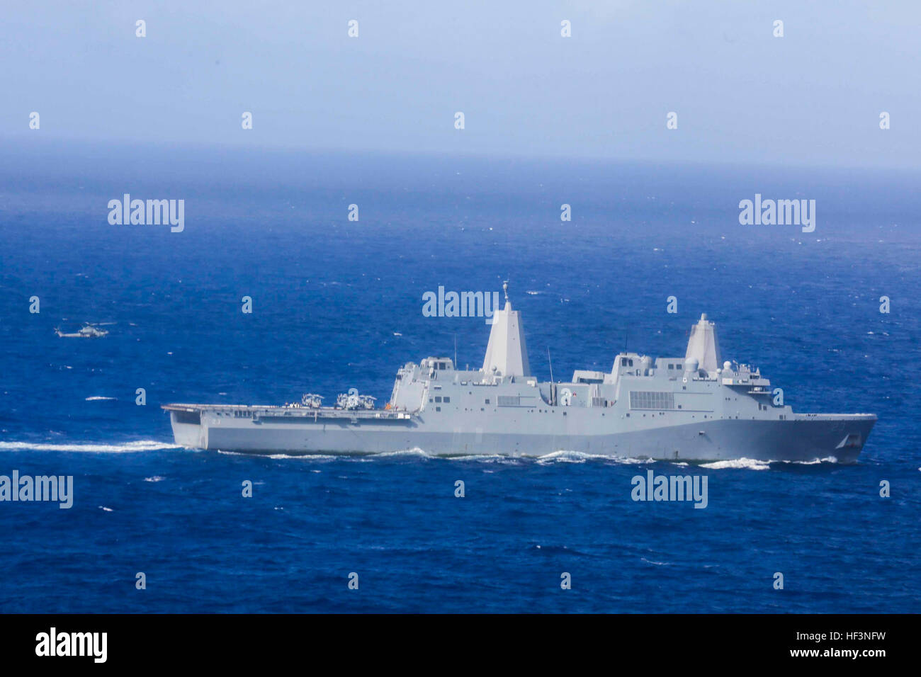 Océan Pacifique (nov. 30, 2015) Un AH-1Z Viper avec Marine Escadron 161 à rotors basculants moyen, 15e Marine Expeditionary Unit, des terres sur l'USS Anchorage (LPD 23). La 15e MEU est actuellement déployé dans les Indo-Asia-Pacifique pour promouvoir la stabilité régionale et la sécurité dans la 7e flotte américaine zone d'opérations. (U.S. Marine Corps photo par le Sgt. Jamean Berry/libérés) 15e MEU en plein ciel 151130-M-GC438-301 Banque D'Images