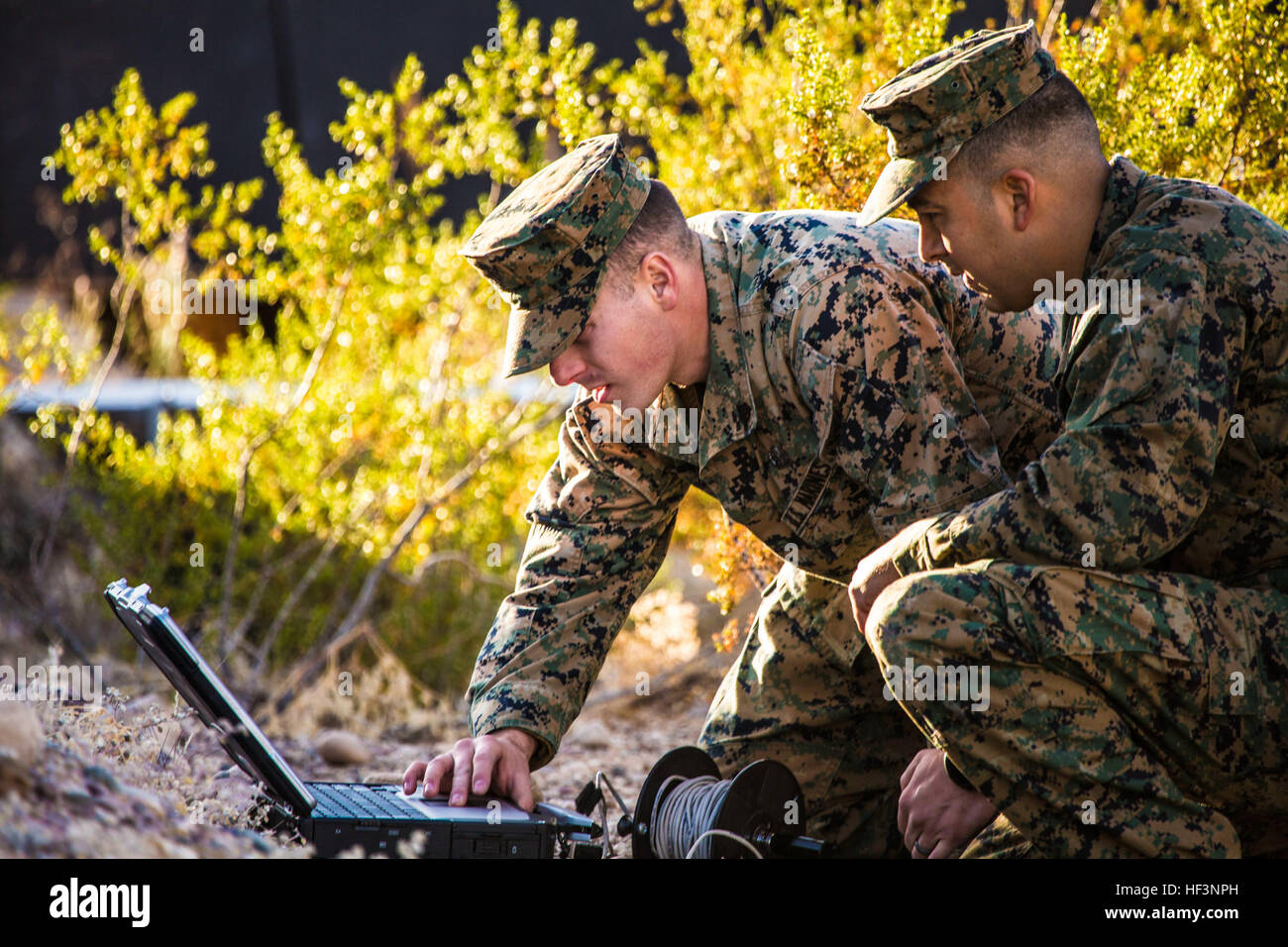 Le Sgt. Andrew Barnum (à gauche) et le sergent. Danny Salazar (droite), les techniciens des explosifs et munitions avec l'Administration centrale et de l'Escadron, basée à Marine Corps Air Station Yuma, analyser une radiographie d'un engin explosif improvisé lors d'un exercice d'entraînement à la Barry M. Goldwater Range à Yuma (Arizona), le mardi, 8 décembre, 2015. MCAS Yuma l'équipe NEM de mener la lutte contre les IED 151208-M-VR252-068 Banque D'Images
