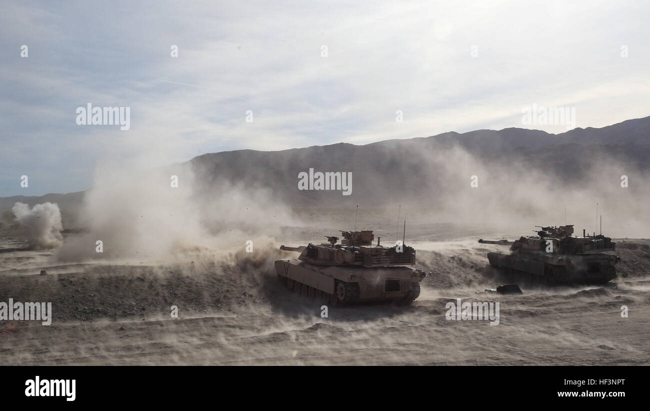 M1A1 Abrams blindés sur des cibles au cours de la partie d'un assaut mécanisé du Marine Corps, la préparation au combat l'évaluation au Marine Corps Air Ground Combat Center Twentynine Palms, Californie, le 8 décembre 2015. Le but d'un MCCRE est d'évaluer la performance collective des Marines dans les exigences de la mission spécifique pour les préparer à leur déploiement prochain de la rotation. Les réservoirs sont des 2e Bataillon, 7e Régiment de Marines, 1 Division de marines. (U.S. Marine Corps photo par Lance Cpl. Devan K. Gowans) Rage de pluie ; 2-7 mène un assaut mécanisé 151208-M-GM943-278 Banque D'Images