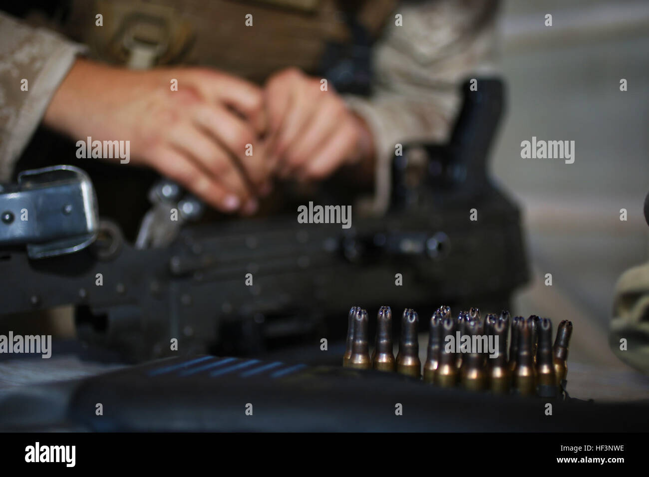 Le Corps des Marines des États-Unis. Matthieu Sanchez, un canon d'artillerie de campagne d'équipage avec Lima compagnie, 3e Bataillon, 6e Régiment de Marines, récupère un chèque en blanc à partir d'une ronde de 5,56 mm M240B machine gun au cours d'une artillerie de soutien direct live-force l'exercice sur Camp Lejeune, N.C., 10 décembre 2015. Le Marine Corps Combat guerre divers exercices développés en laboratoire pour déterminer les capacités d'une unité d'artillerie appuyant les équipes d'atterrissage de l'entreprise et comment il peut être amélioré. (U.S. Marine Corps photo par le Cpl. M. Austin, MCIEAST CAMLEJ Schlosser MCB/libérés) Atterrissage en équipe de l'entreprise 151210-M-MP631-085 Banque D'Images